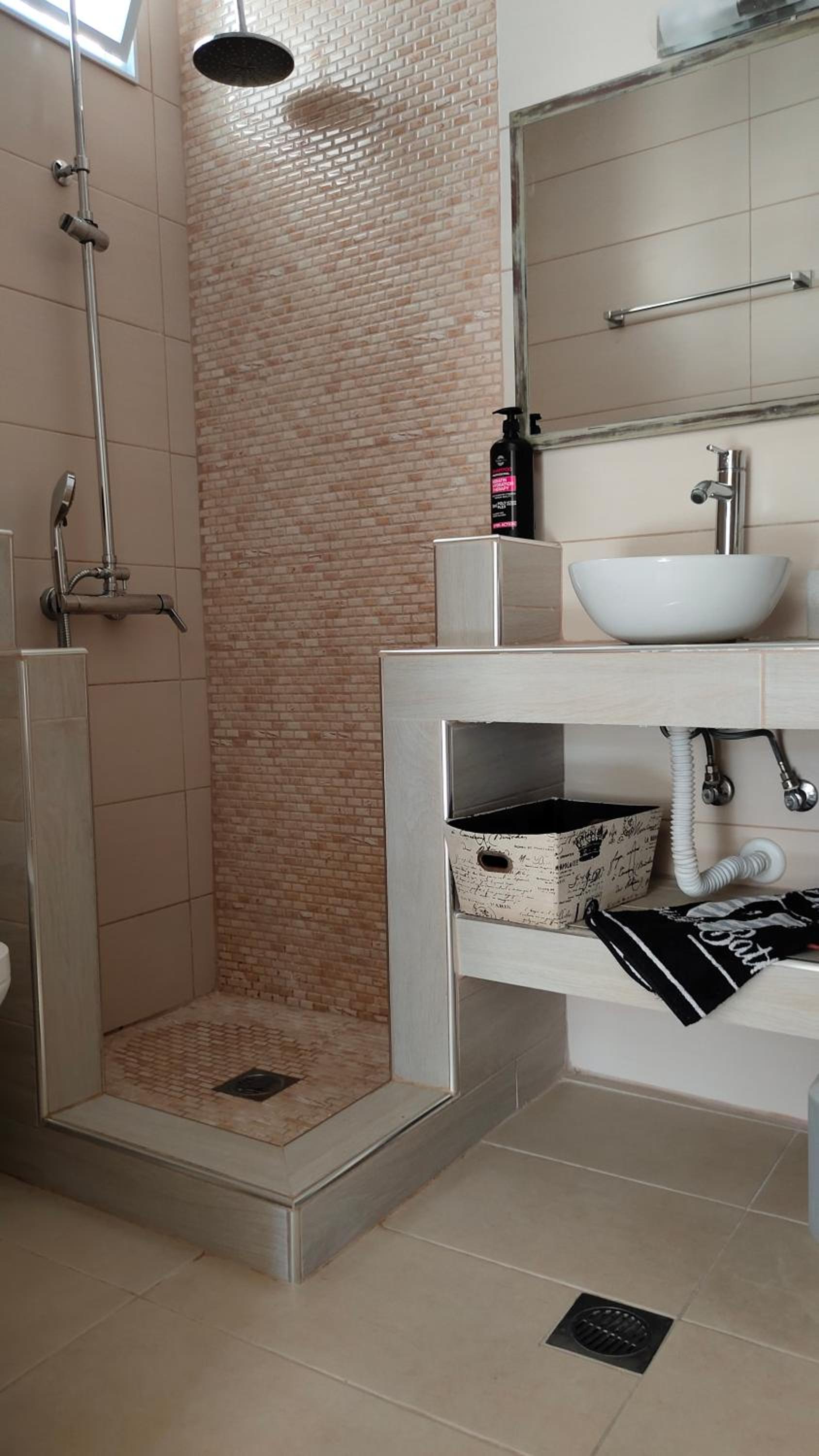 One-Bedroom House - Photo 18