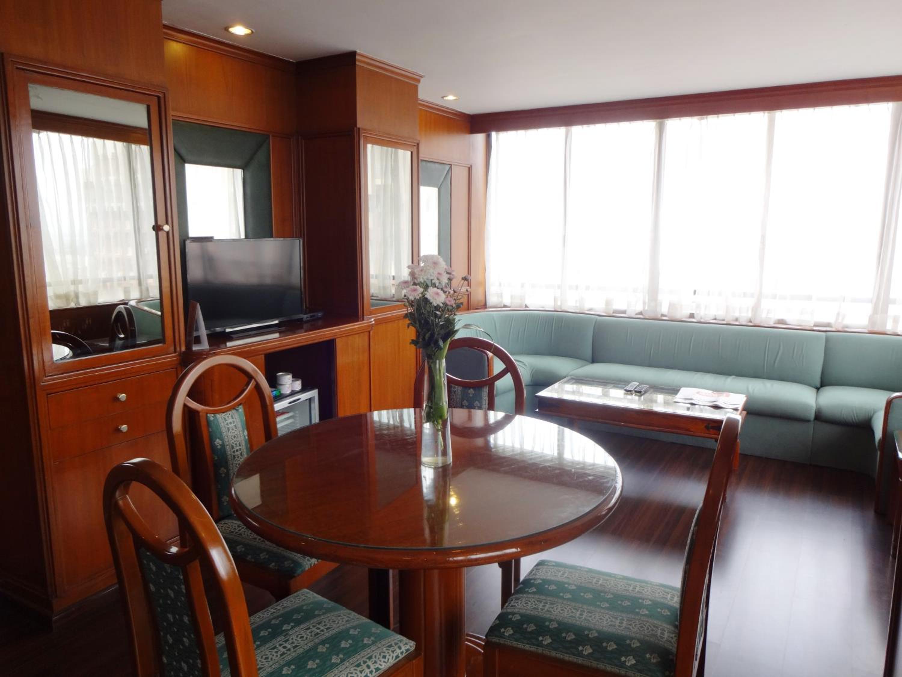 Executive Suite with bathtub & 10% Discount on Food & Beverages - Photo 1