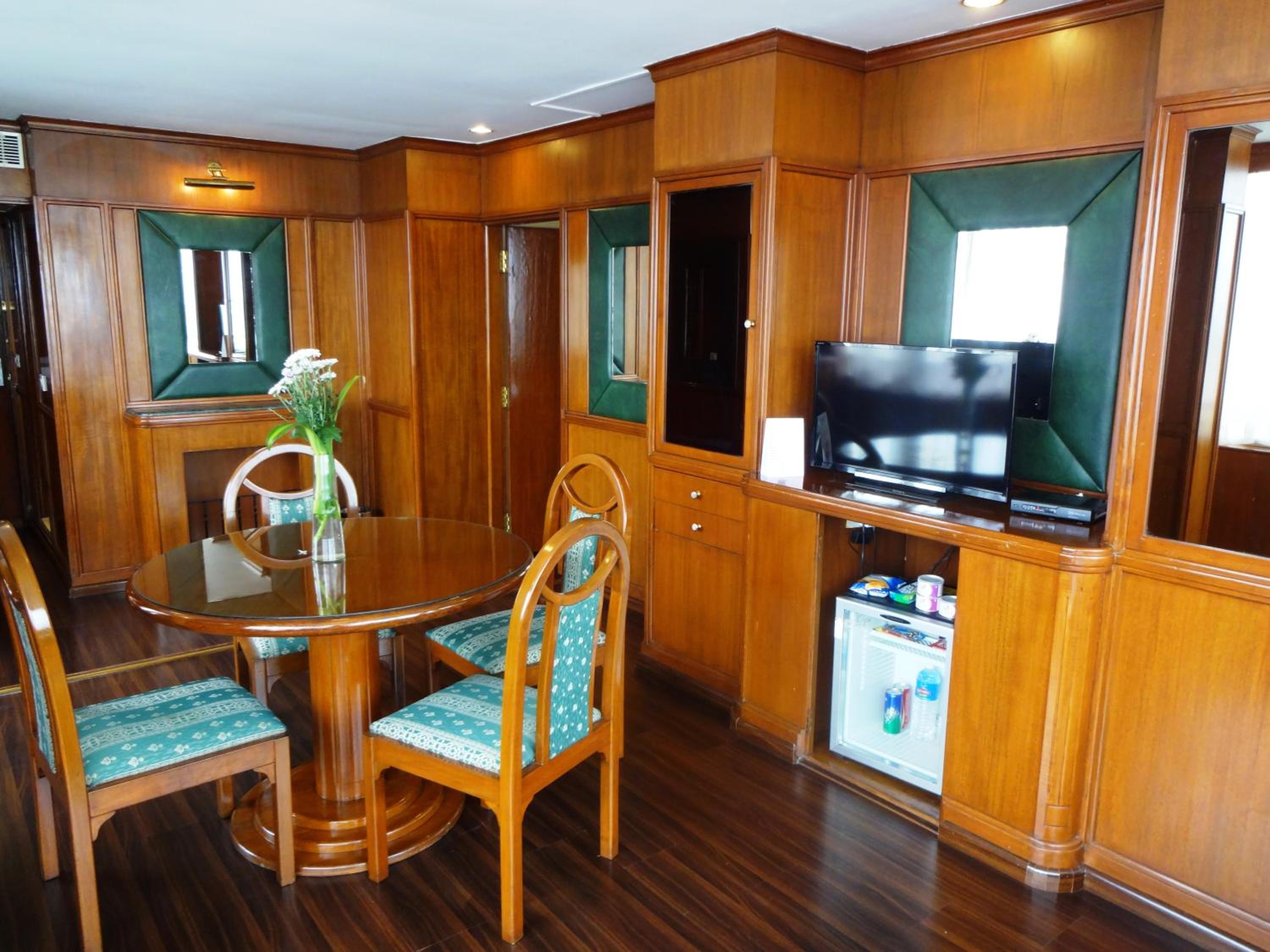 Executive Suite with bathtub & 10% Discount on Food & Beverages - Photo 3