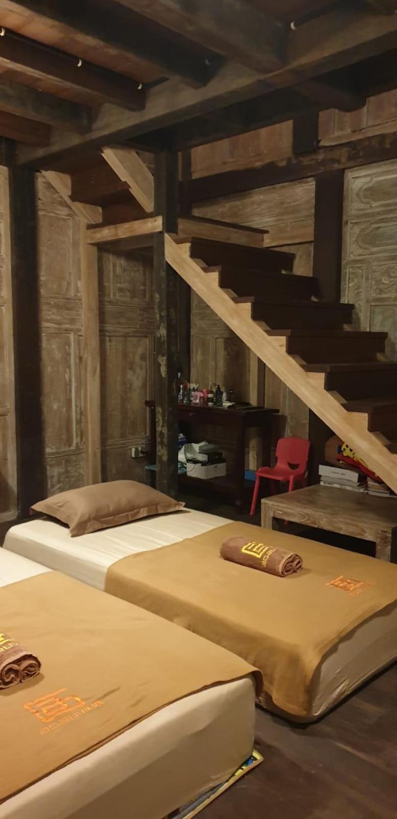 Wooden House Family - Photo 7