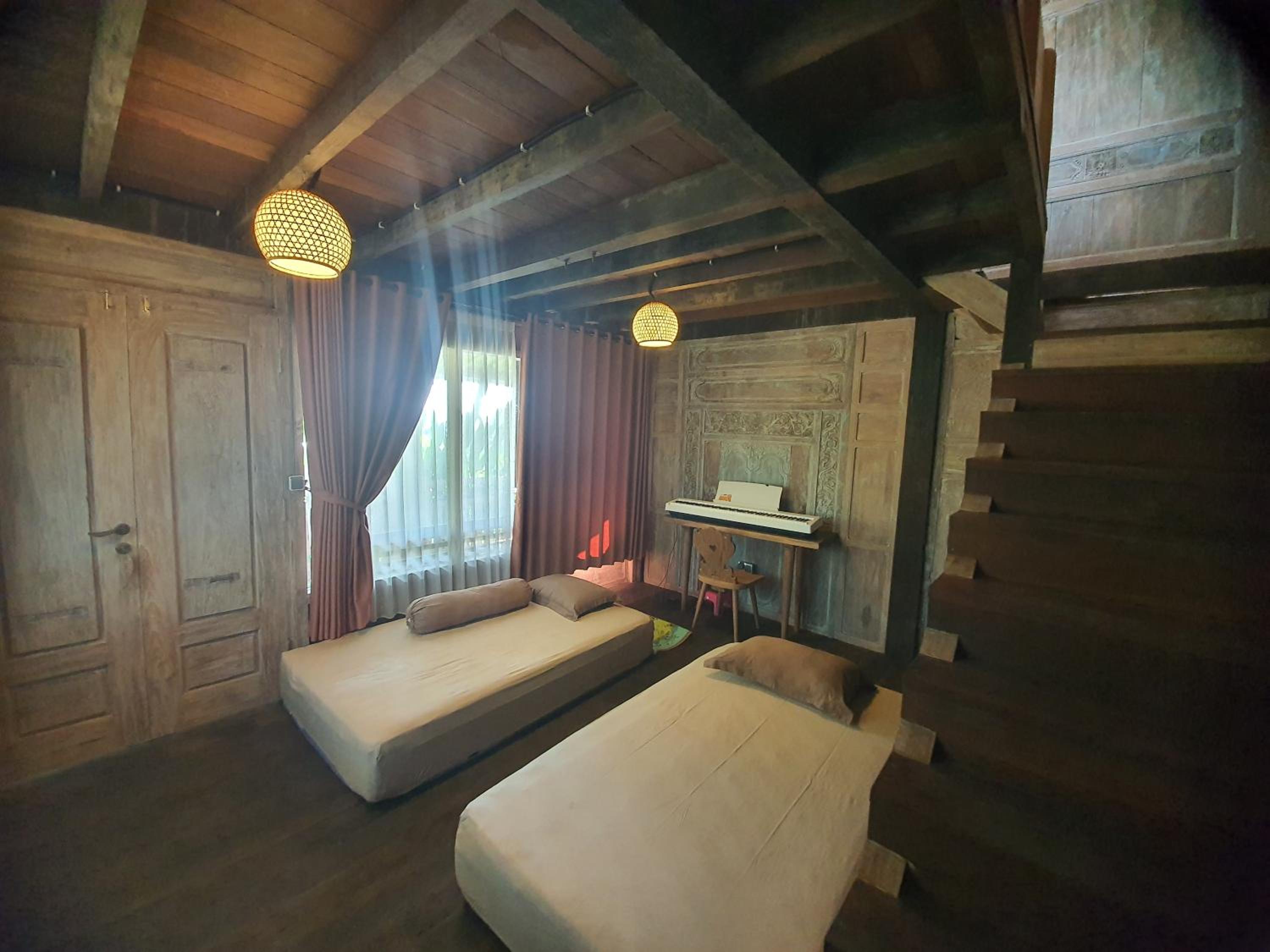 Wooden House Family - Photo 5