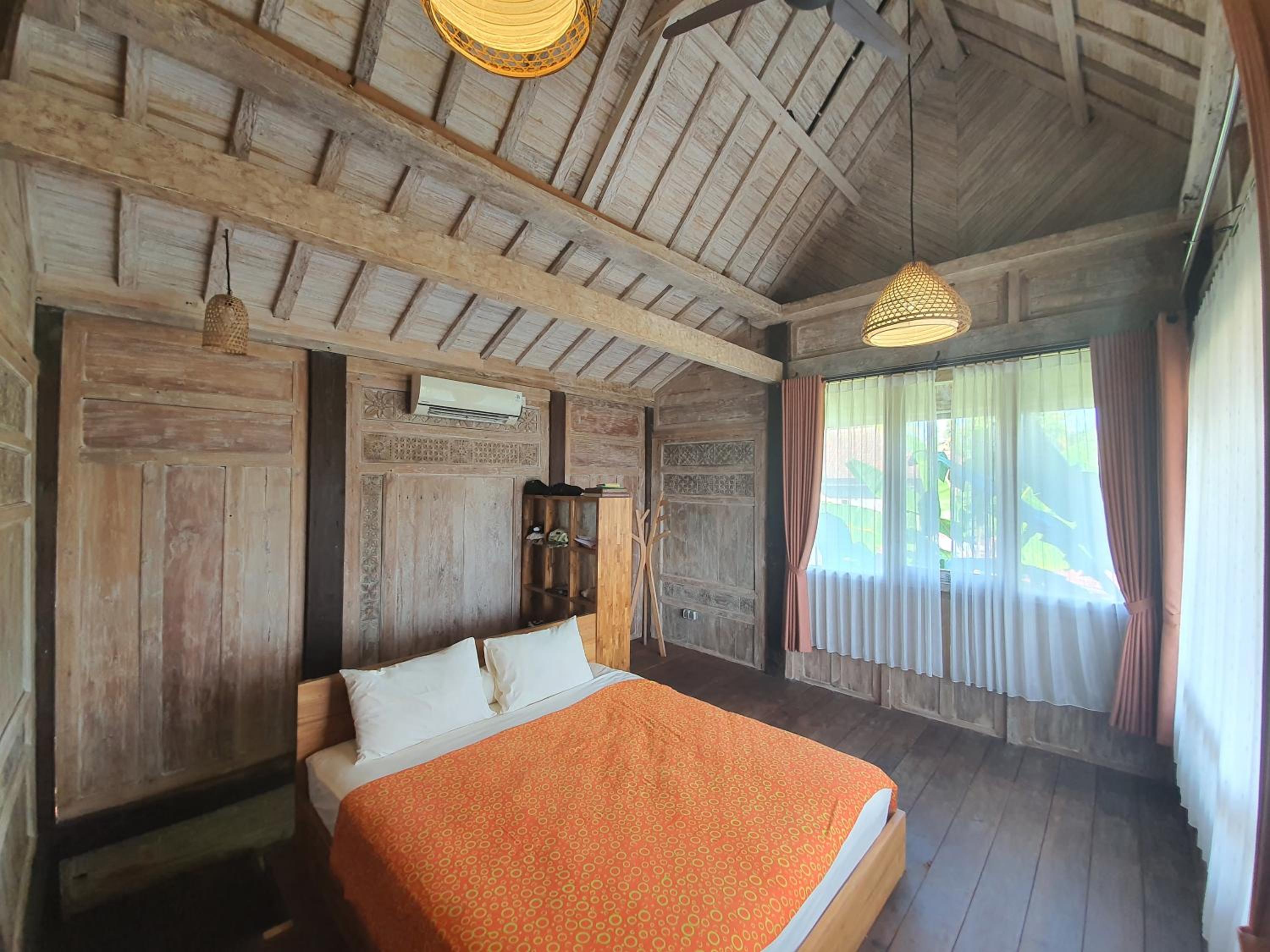 Wooden House Family - Photo 2