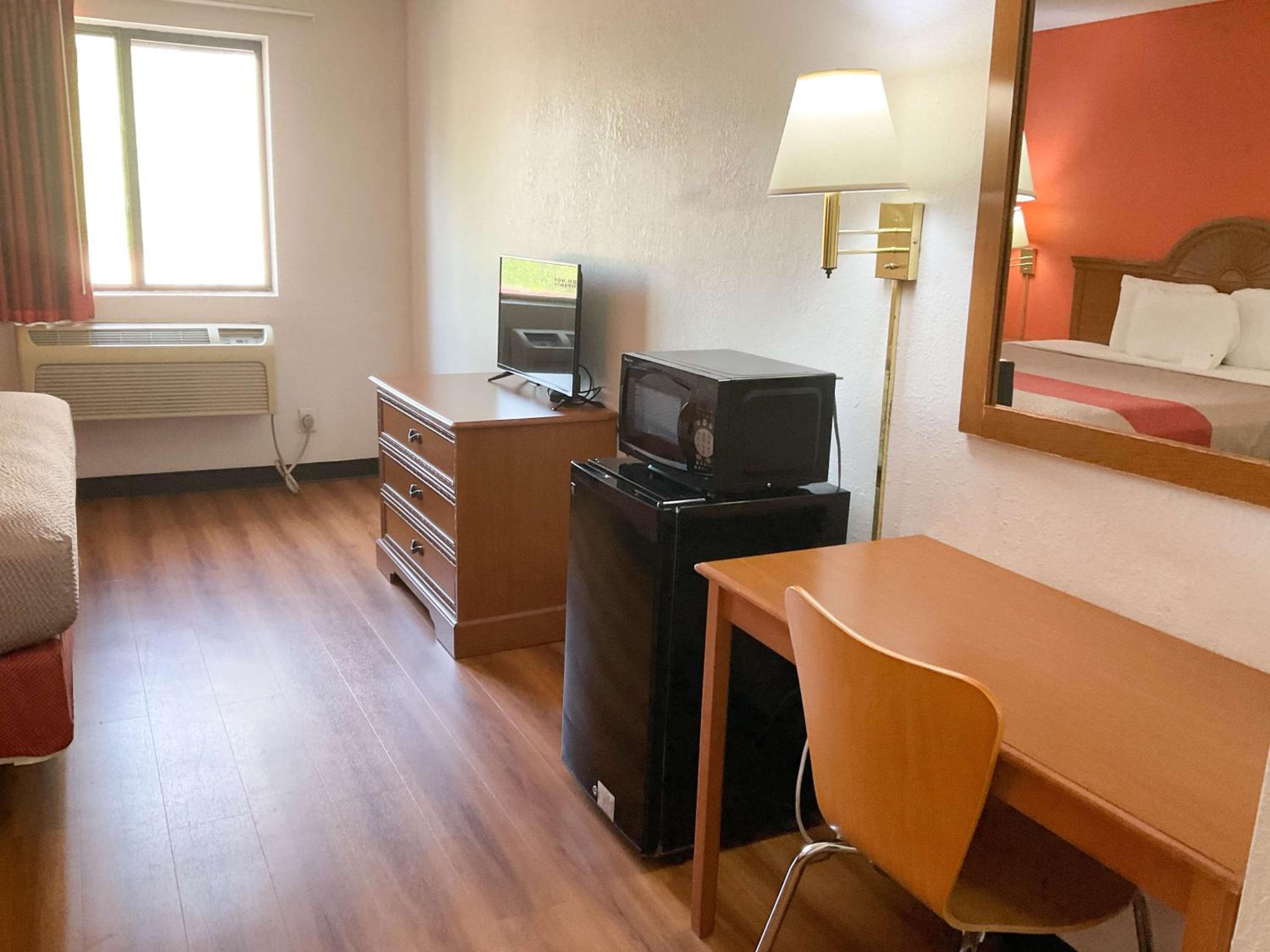 King Room - Non-Smoking photo 2