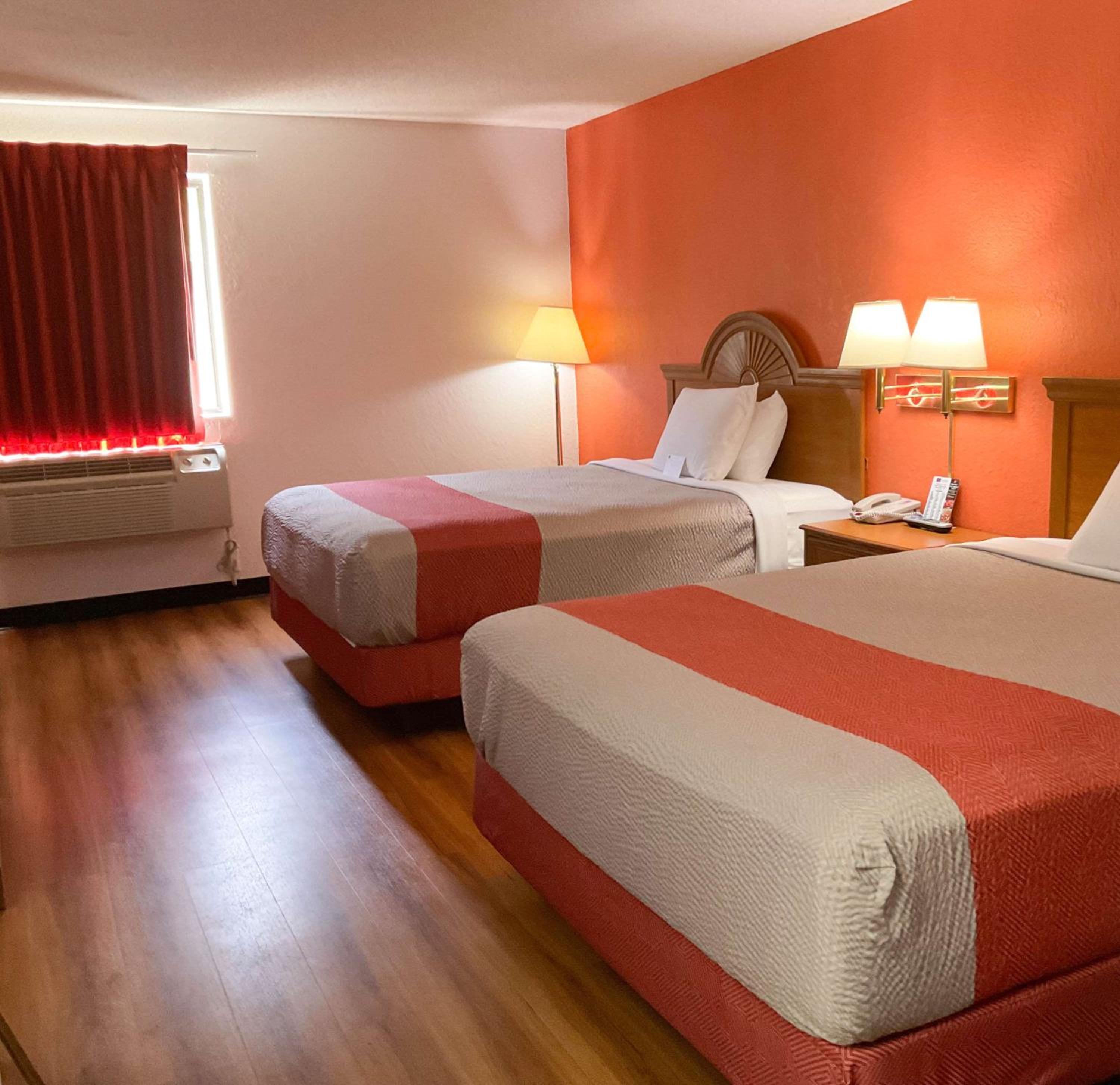 Queen Room with Two Queen Beds - Non-Smoking photo 3