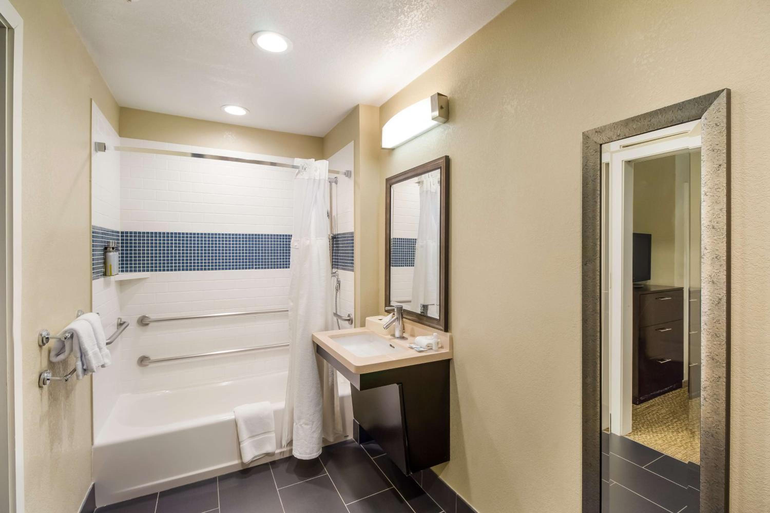 Mobility Accessible - One-Bedroom Queen Suite with Tub - Photo 6