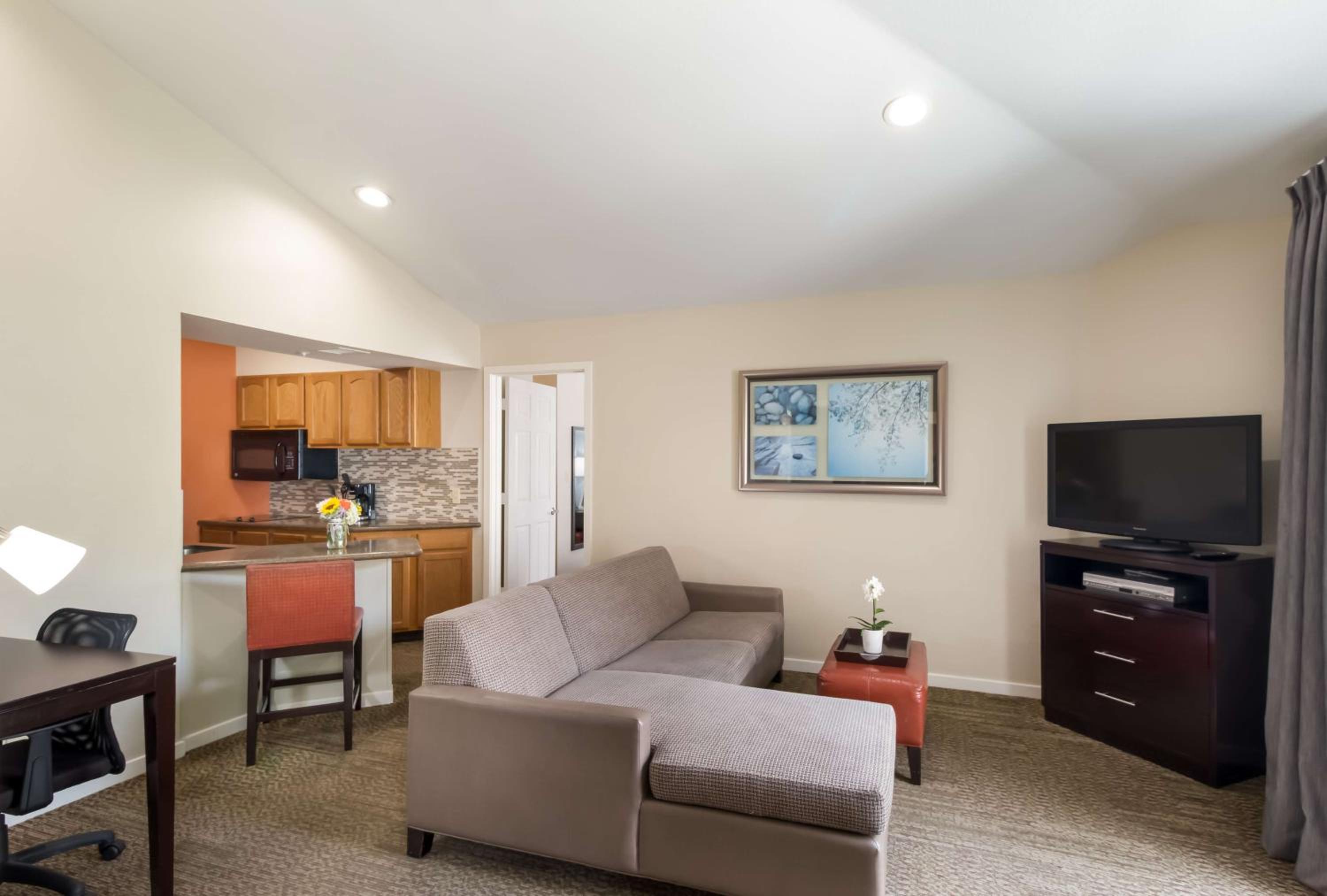 One-Bedroom Queen Suite - Photo 5