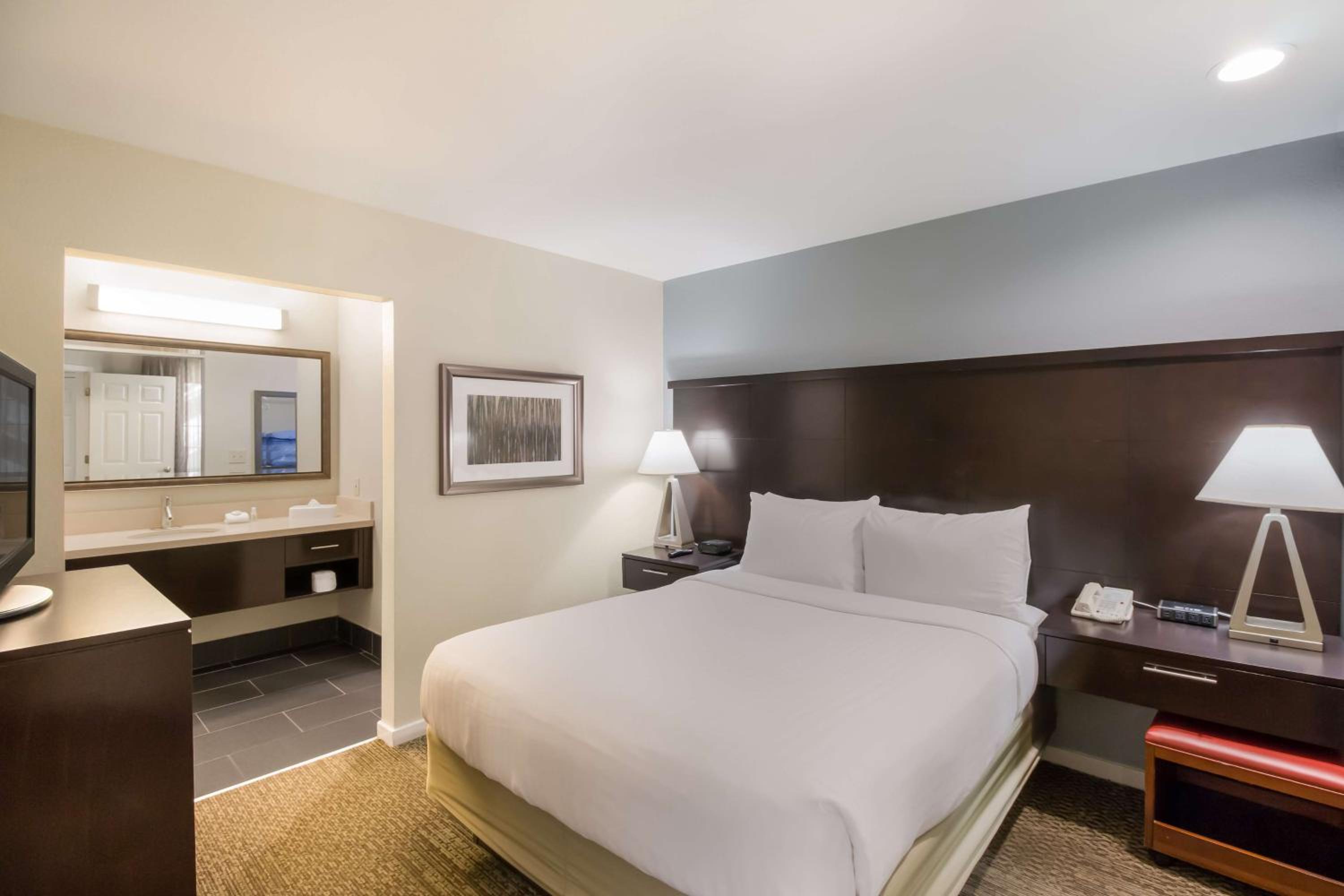 Mobility Accessible - One-Bedroom Queen Suite with Roll-In Shower