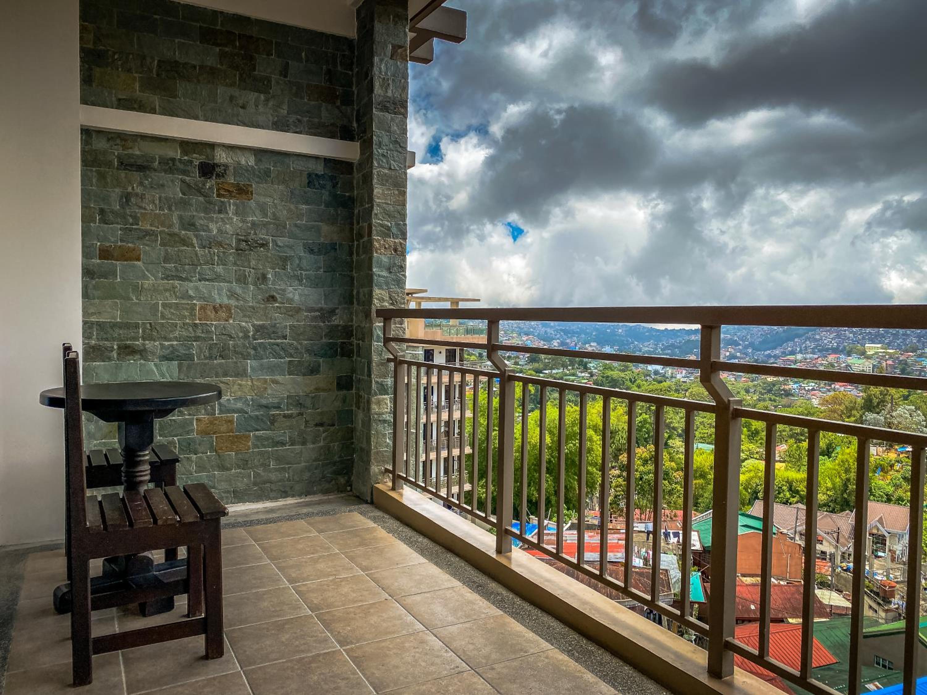 Apartment with Mountain View - Photo 4