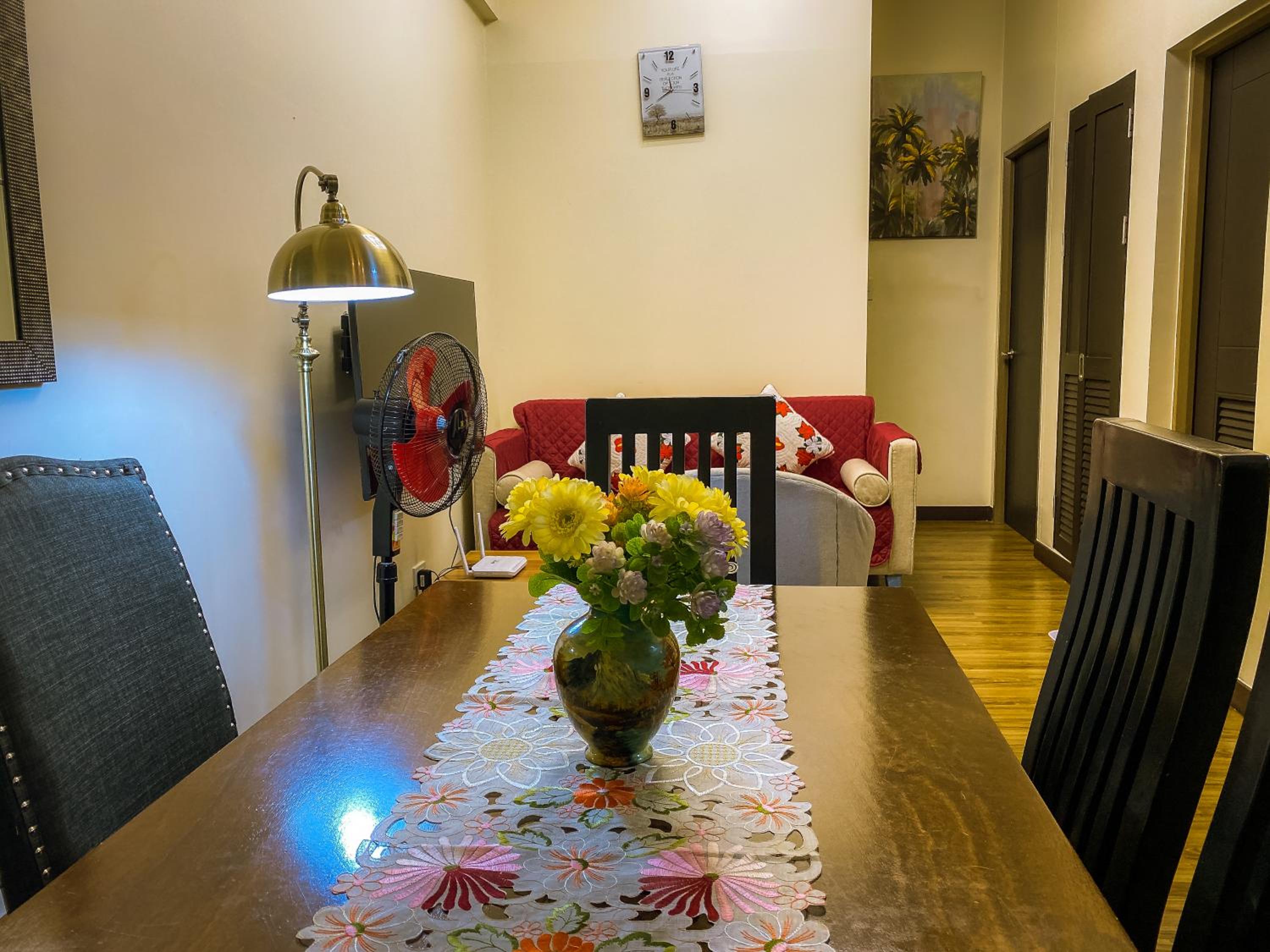 Apartment with Mountain View - Photo 2