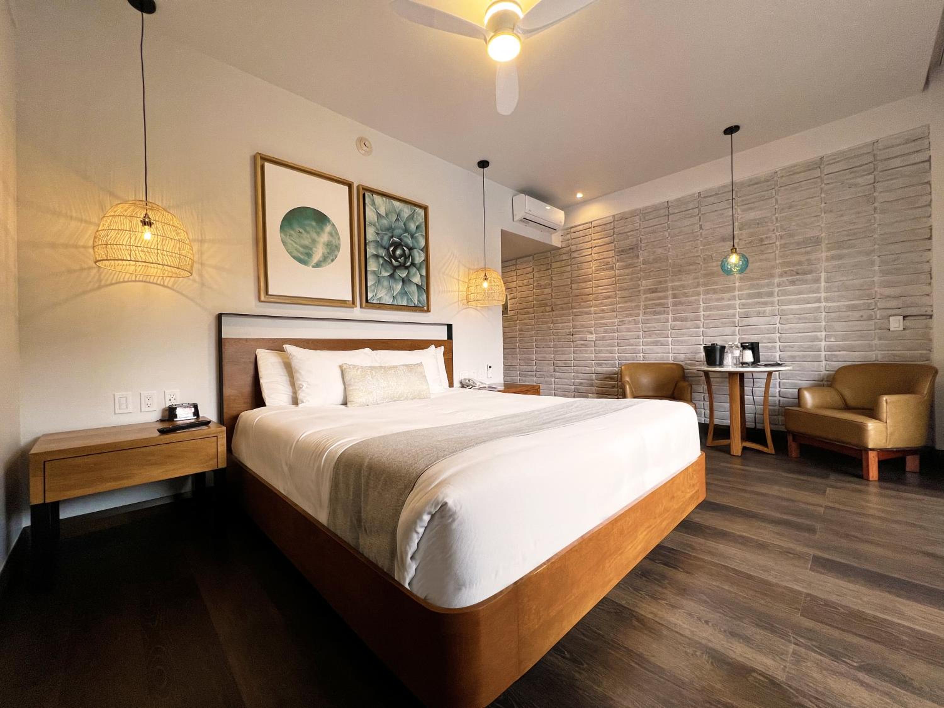 Deluxe King Room - Photo 5