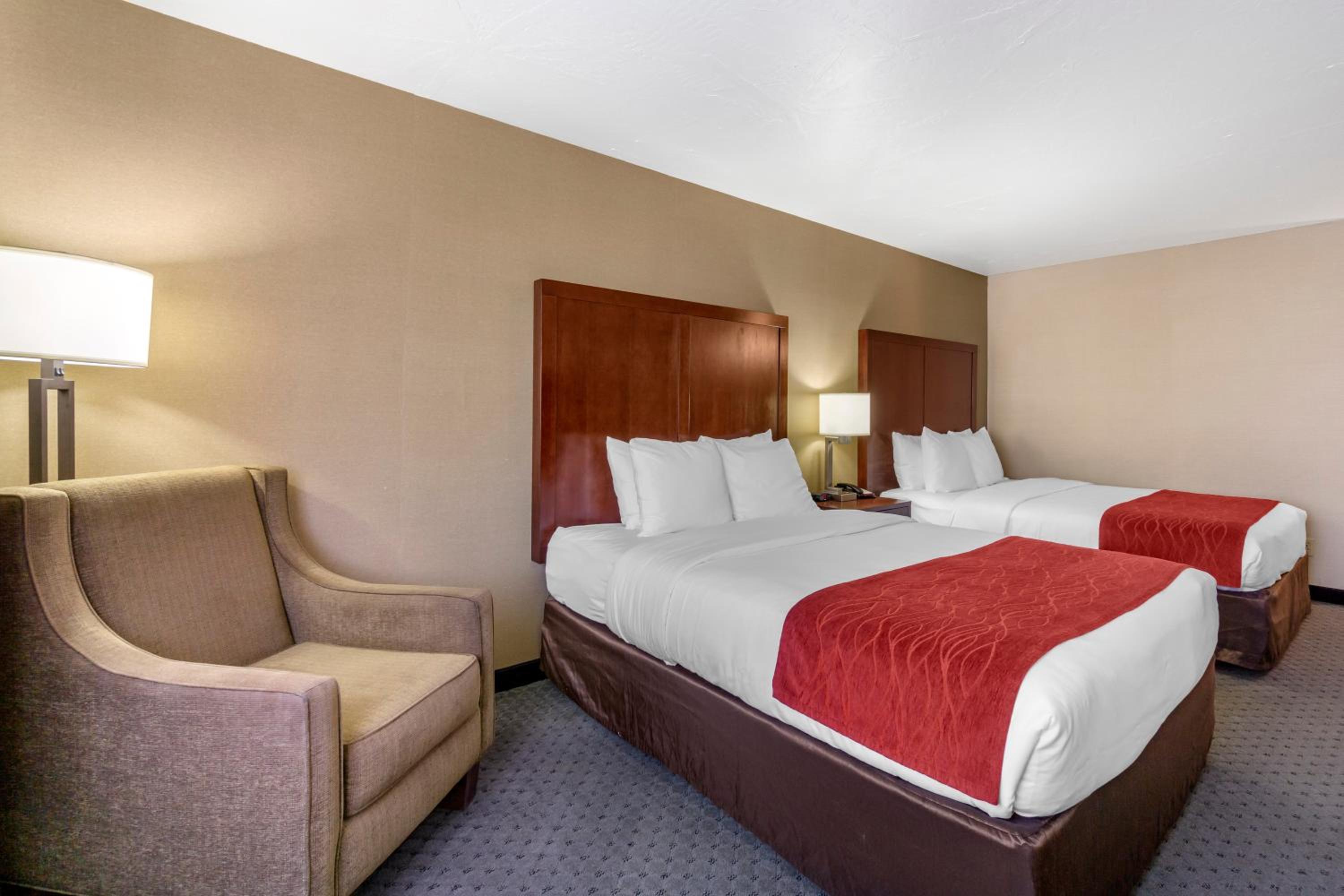 Queen Room with Two Queen Beds - Photo 3