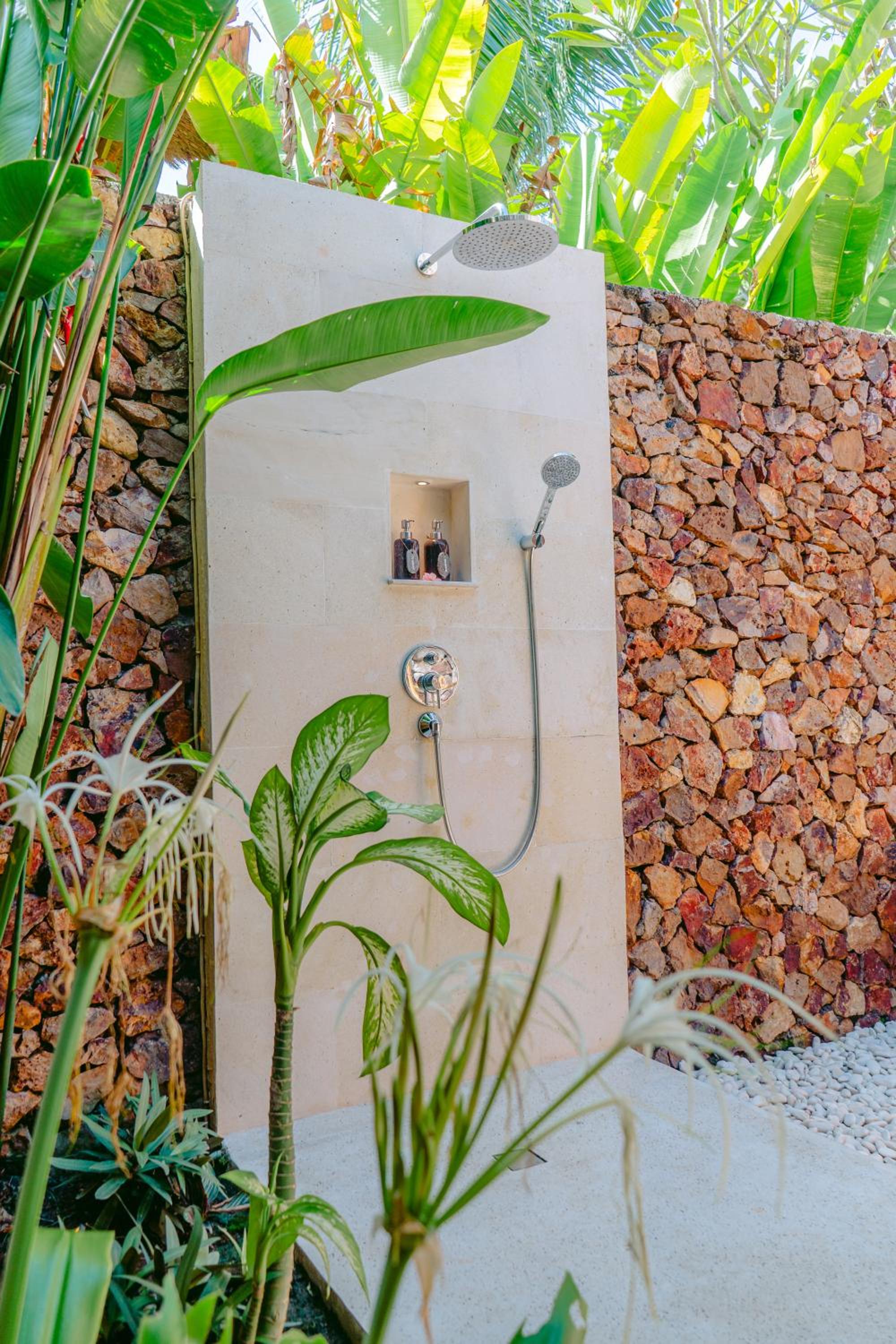 Deluxe Beachfront Bungalow - Photo 7
