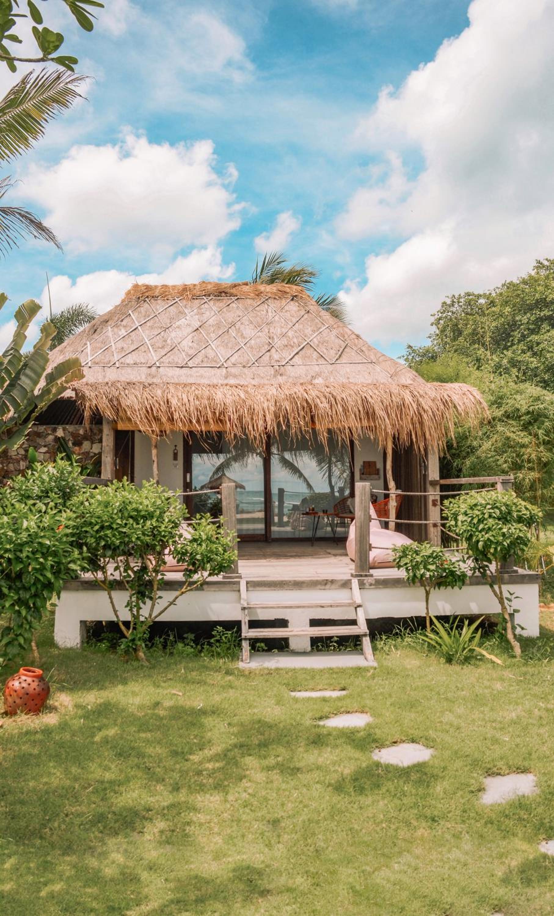 Deluxe Beachfront Bungalow - Photo 6