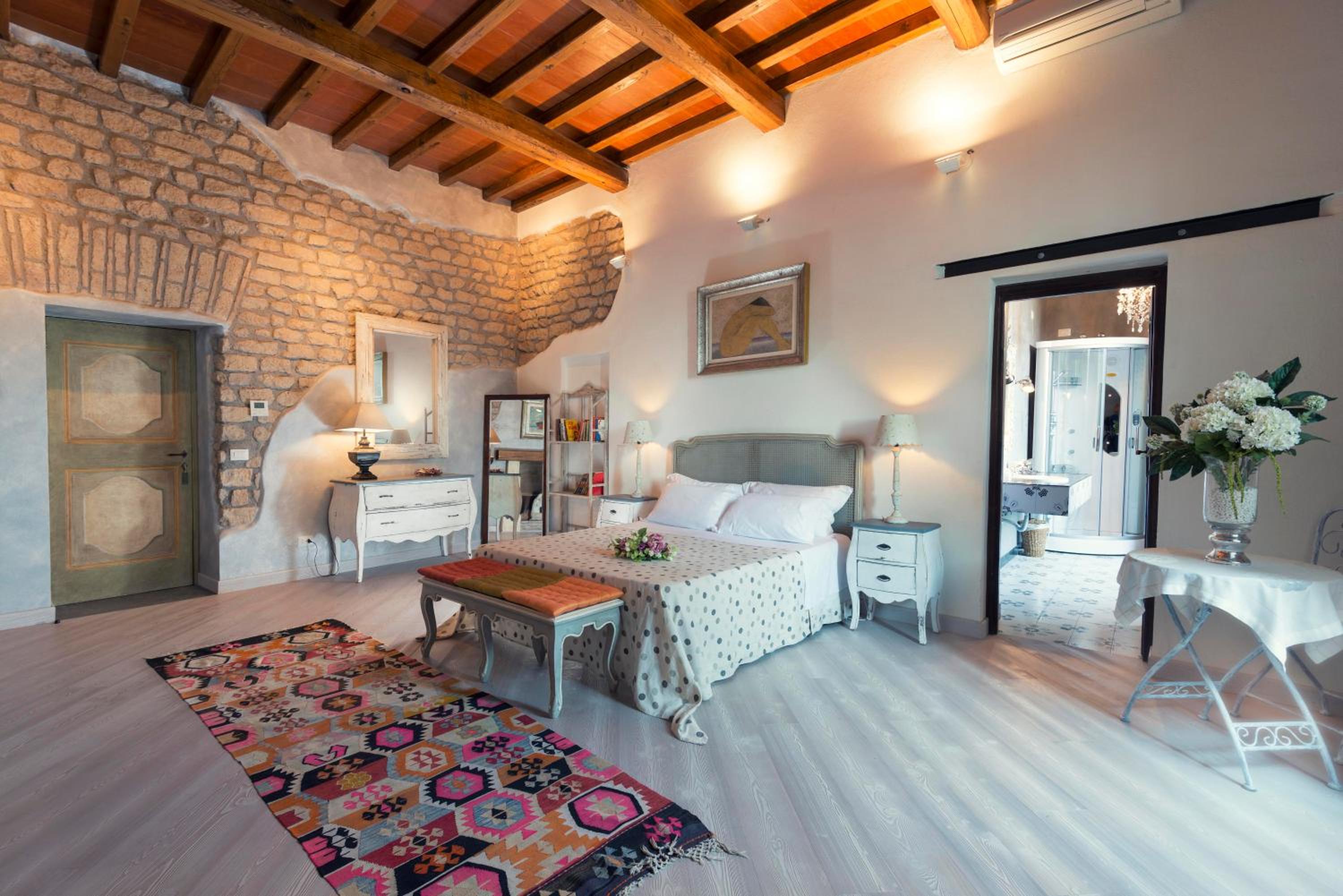 Suite - Photo 1