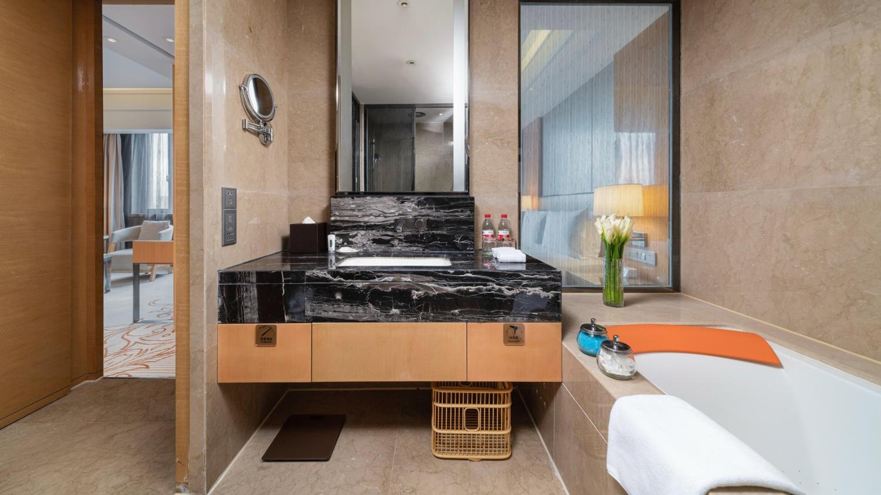 One Bed King Suite with Lounge Access High Floor - Photo 6