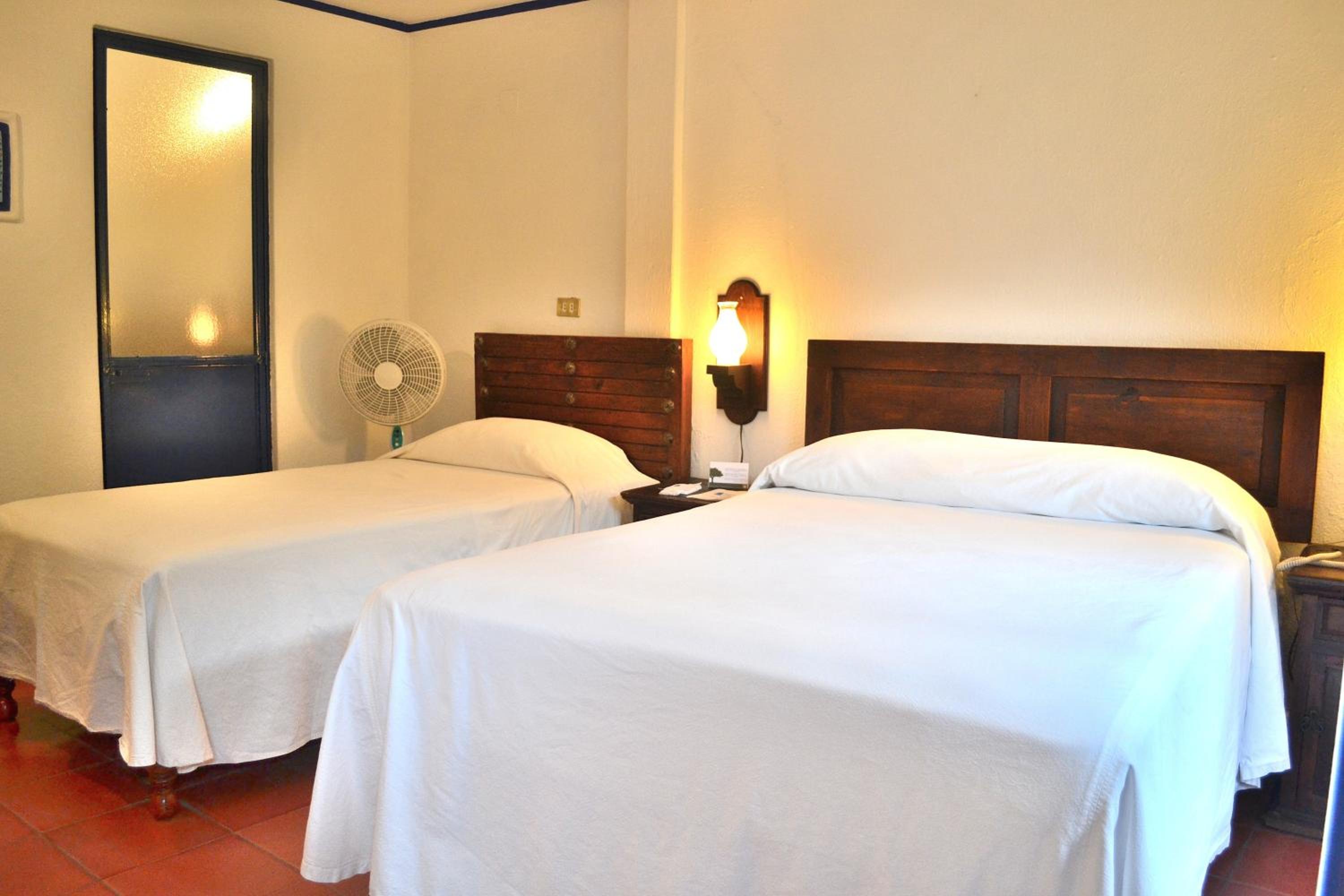 Double Room with 1 Double Bed and 1 Single Bed photo 3