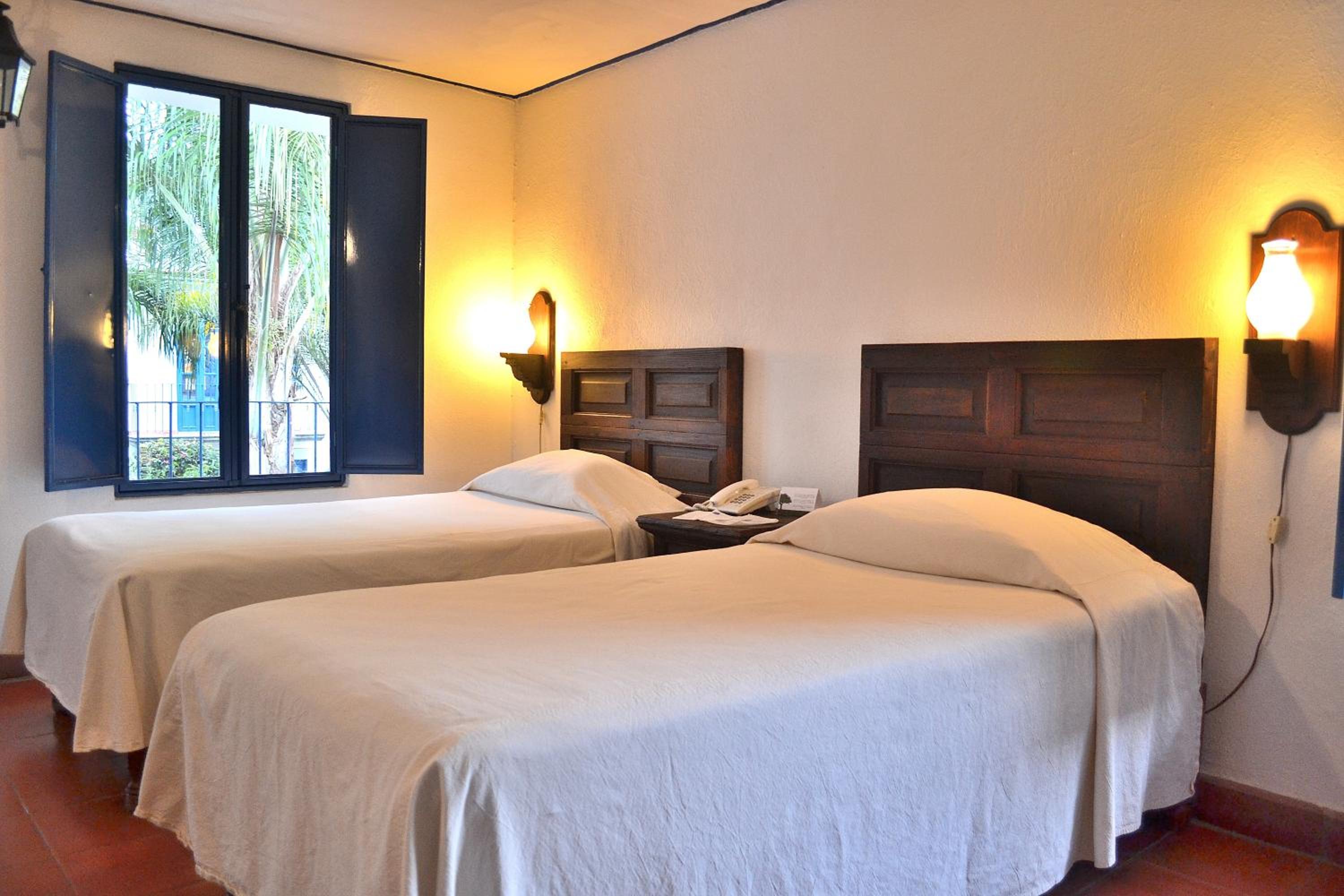 Double Room with 1 Double Bed and 1 Single Bed photo 2