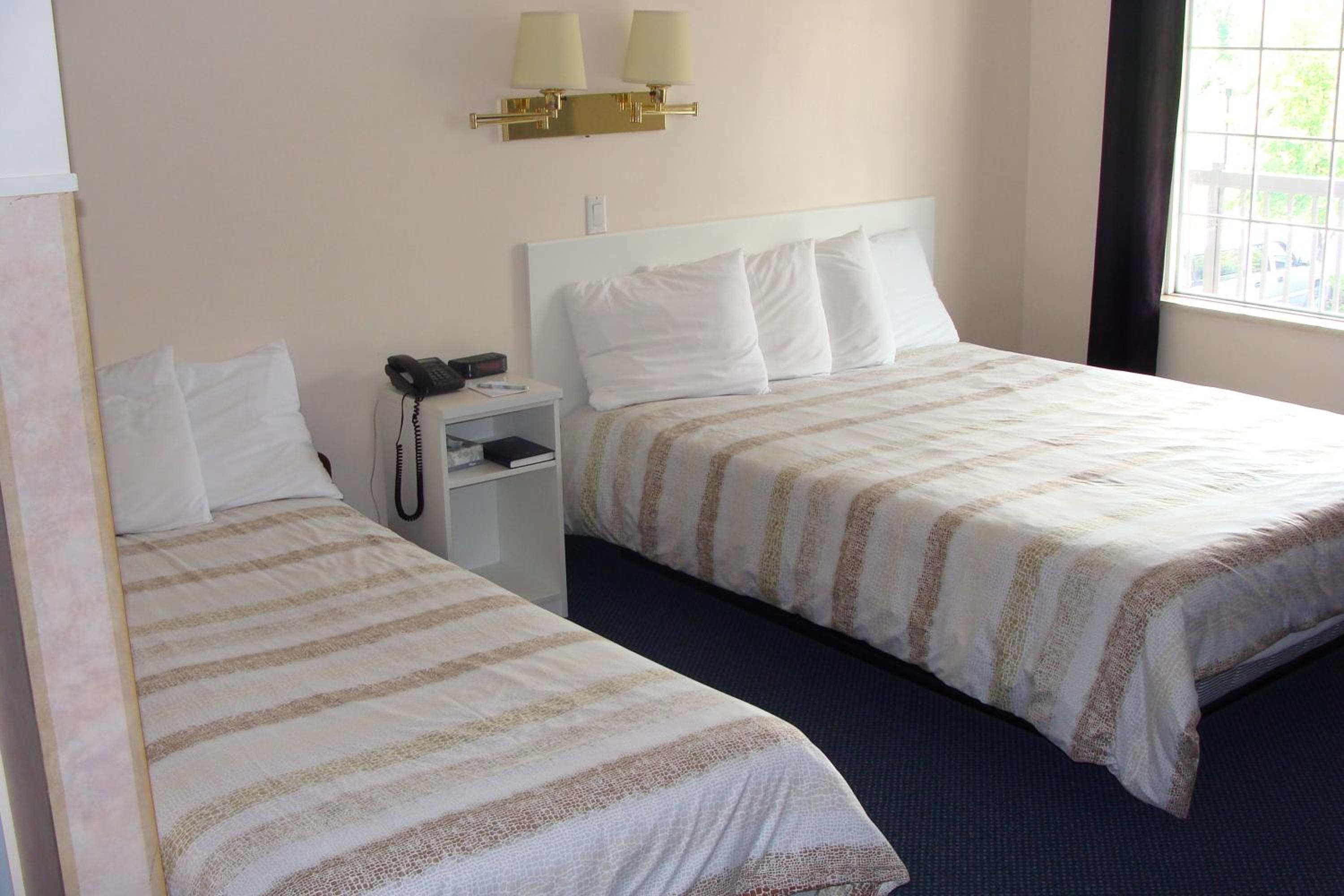 Queen Room with extra bed photo 2