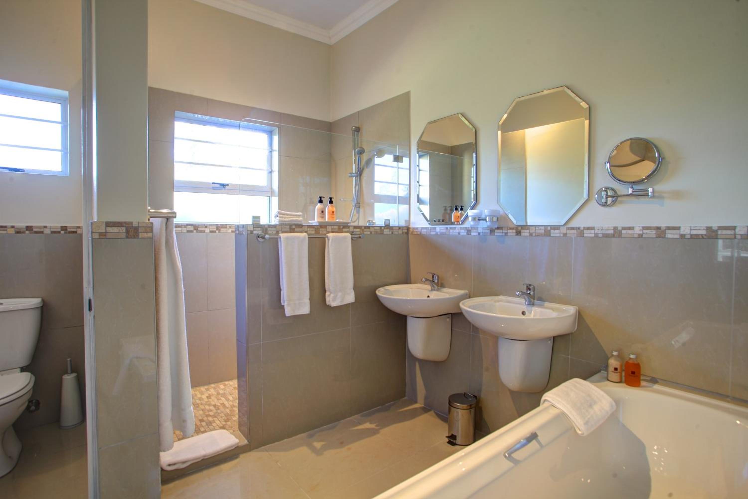 Superior Suite 12 - Photo 2