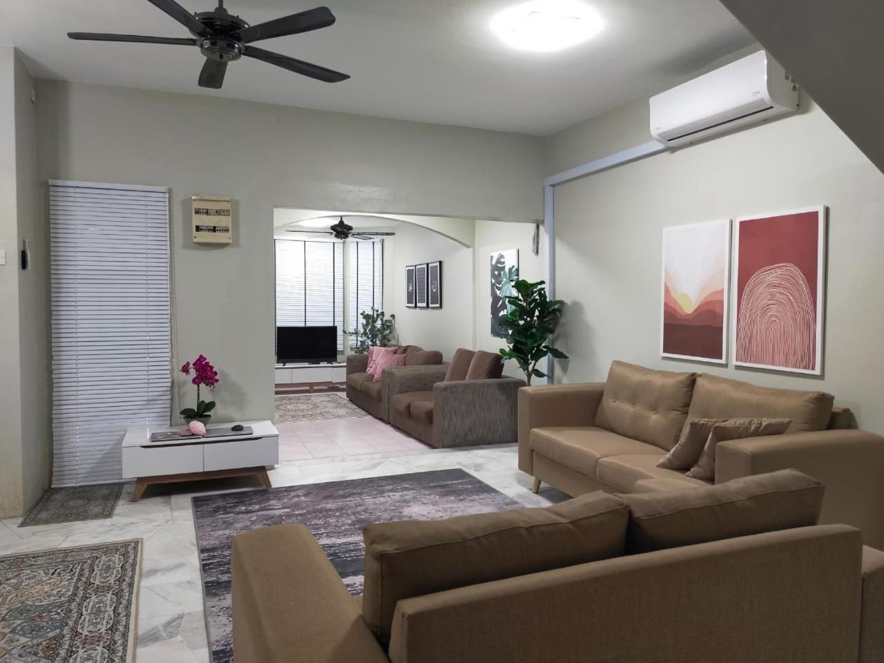 Four-Bedroom House photo 2