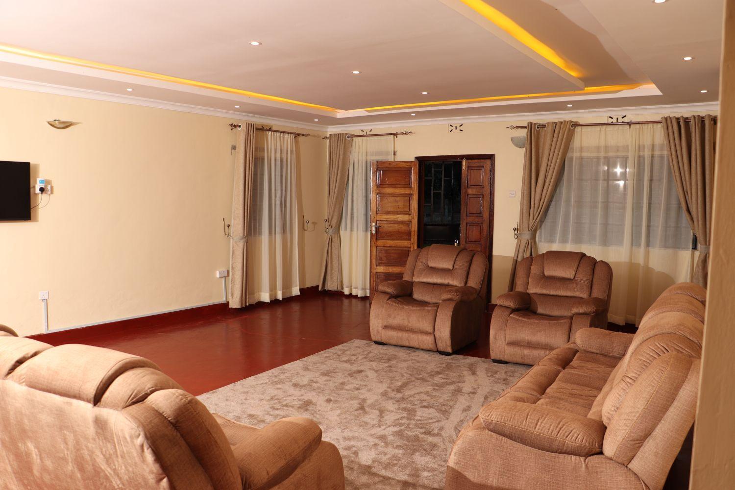 Six-Bedroom House photo 1