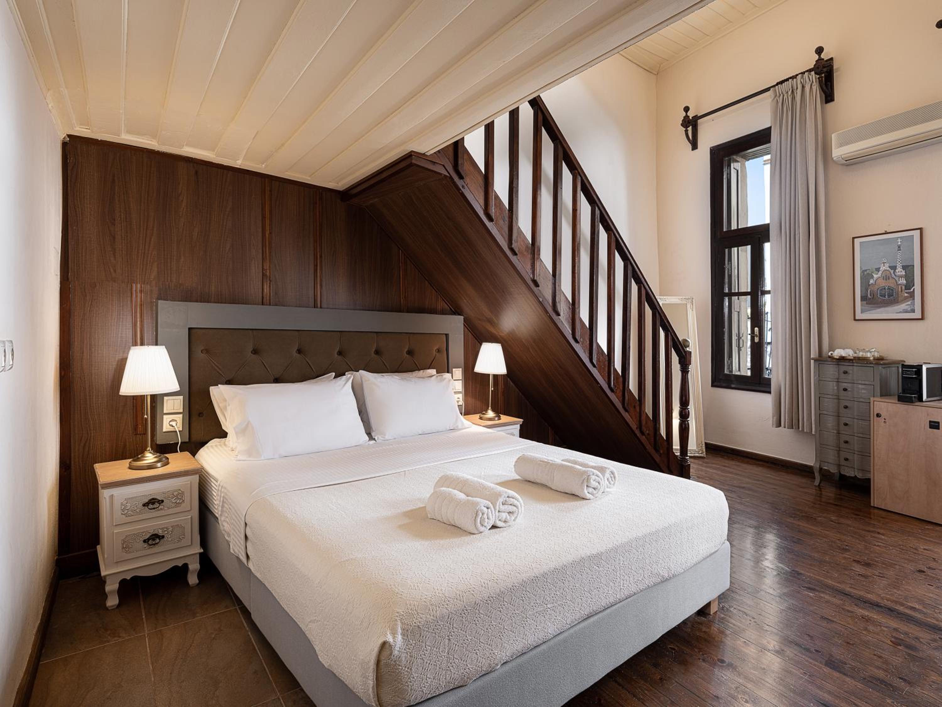 Family Suite with Balcony - Photo 8