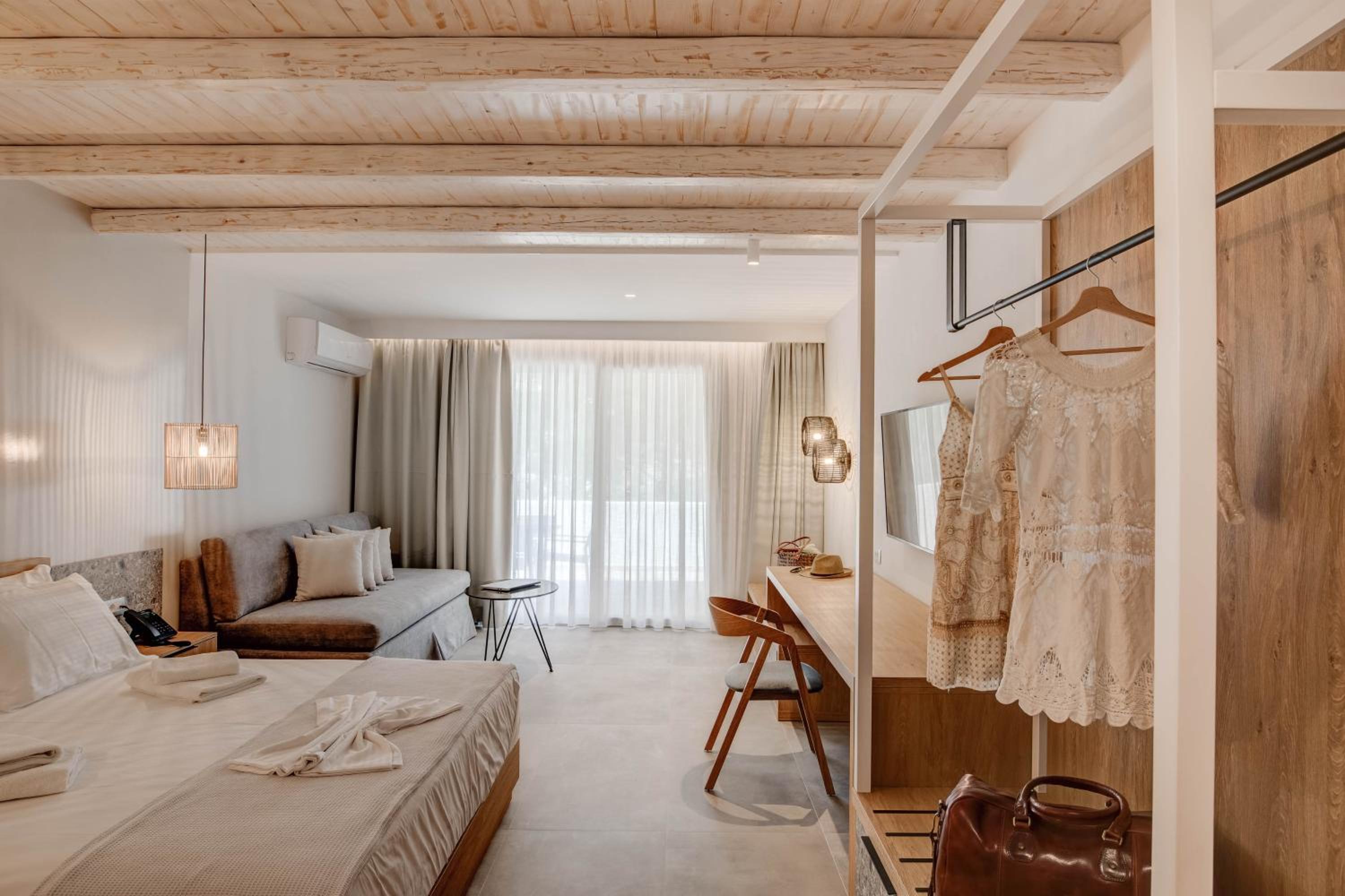 Deluxe Suite with Sea View photo 3
