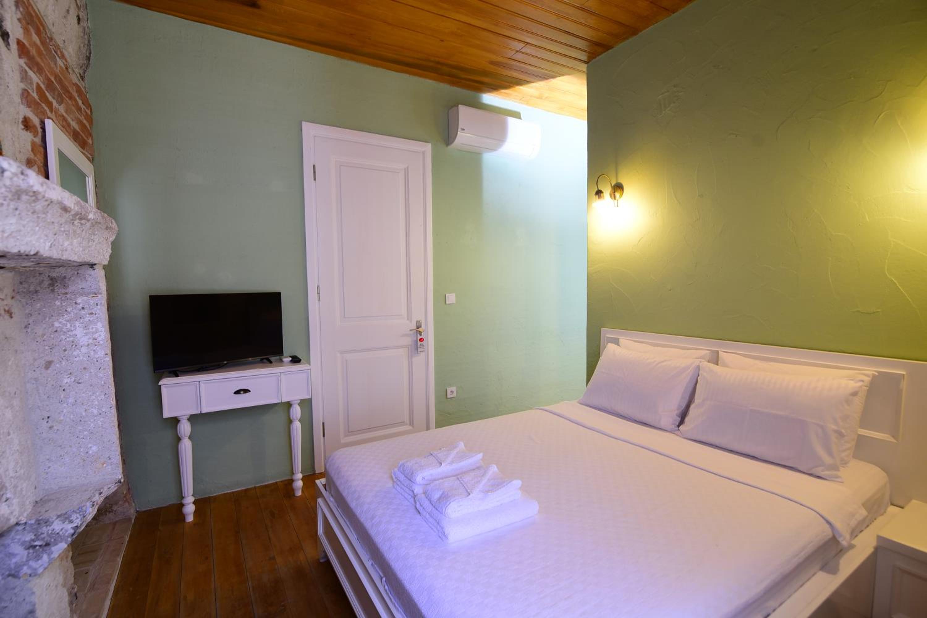 Deluxe Double Room - Photo 8