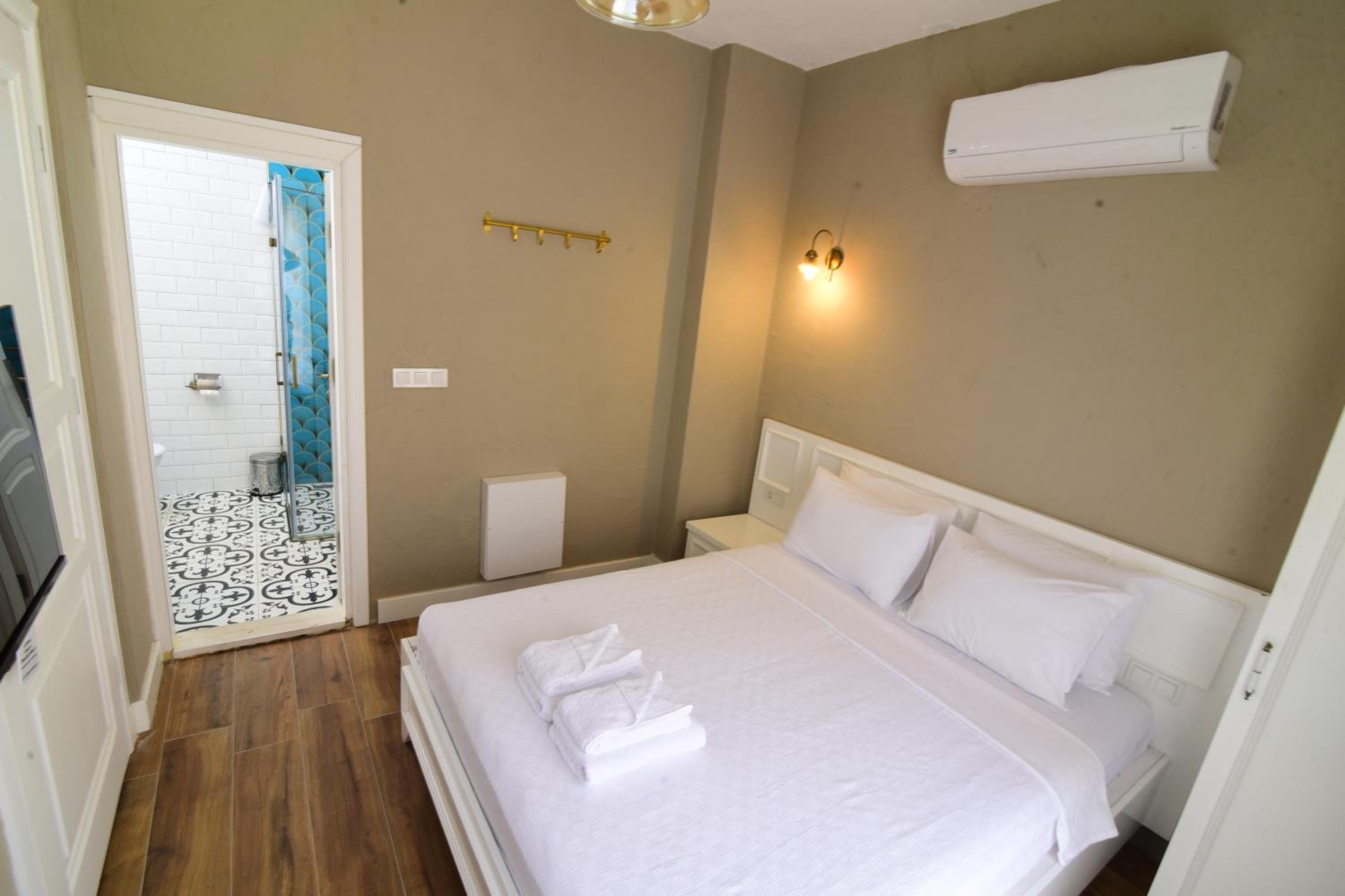 Deluxe Double Room - Photo 12