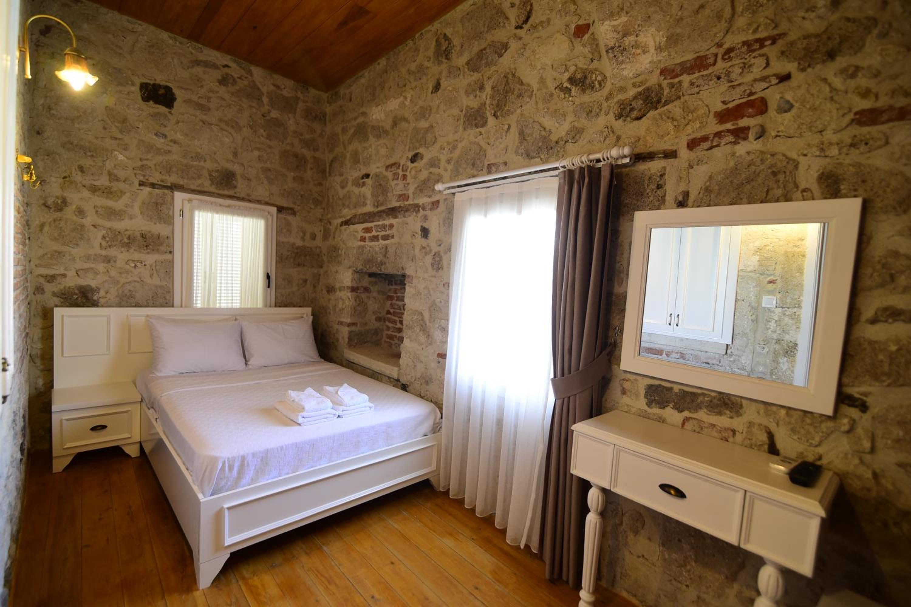 Deluxe Double Room - Photo 9