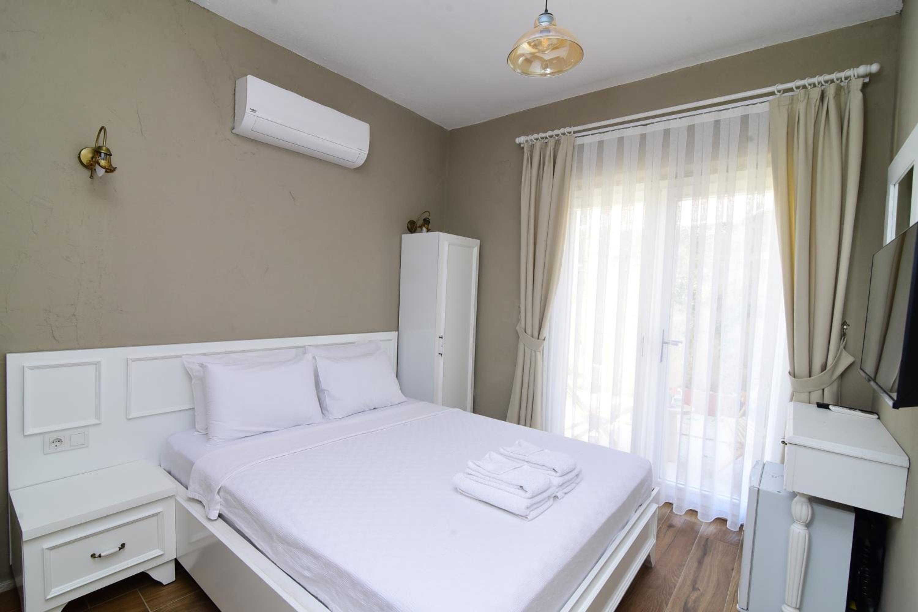Deluxe Double Room - Photo 11