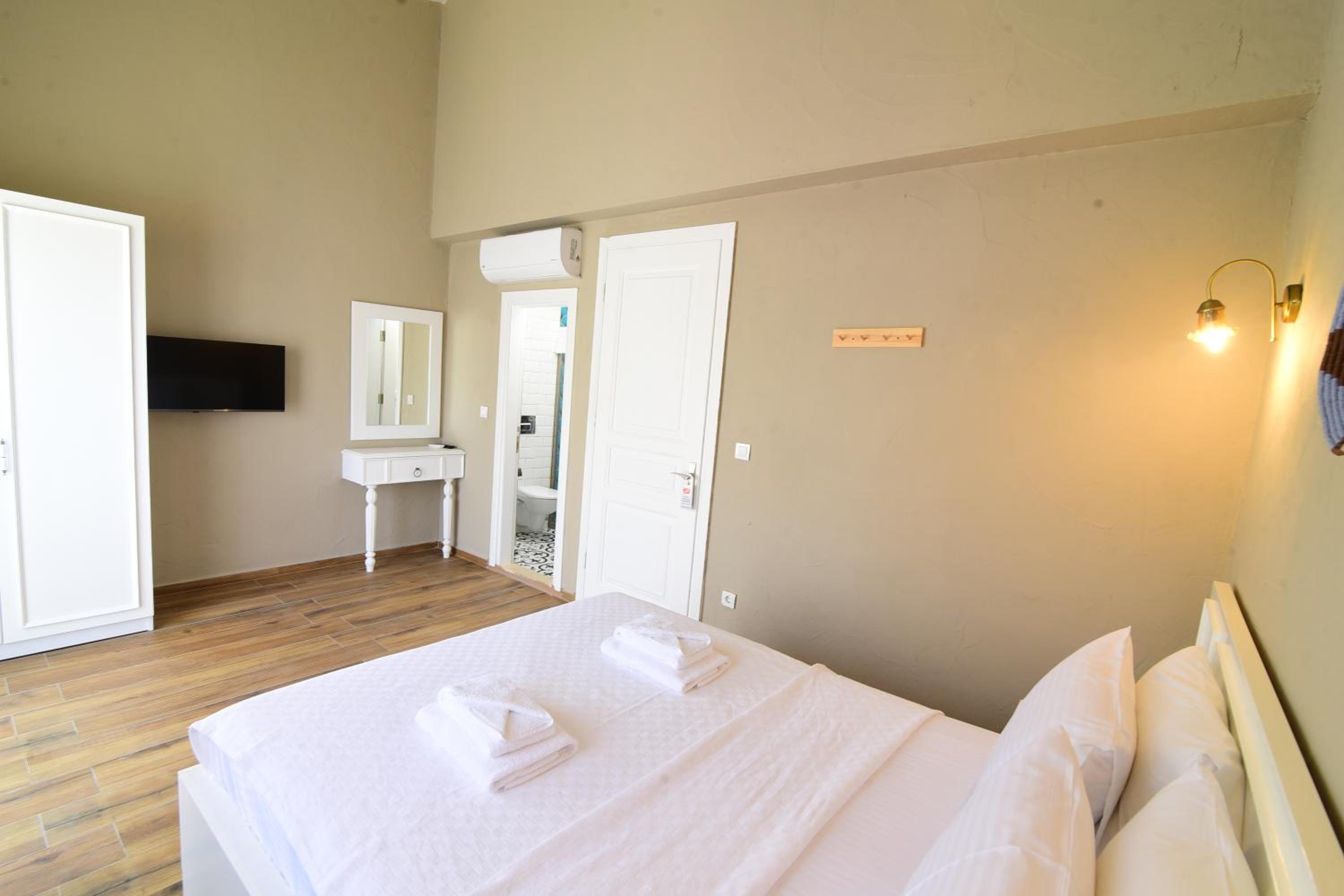 Superior Room with Pool View - Photo 2