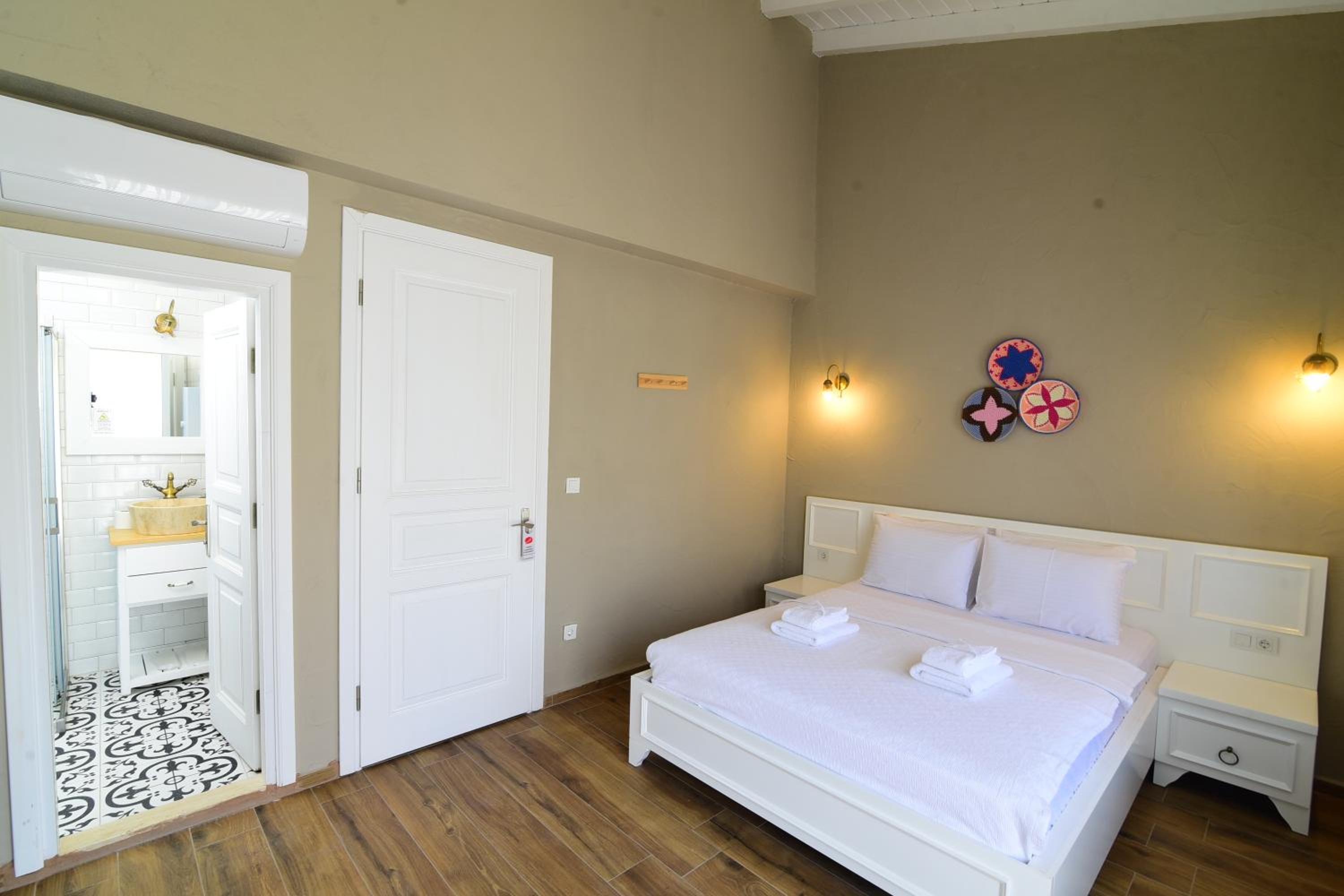 Superior Room with Pool View - Photo 4