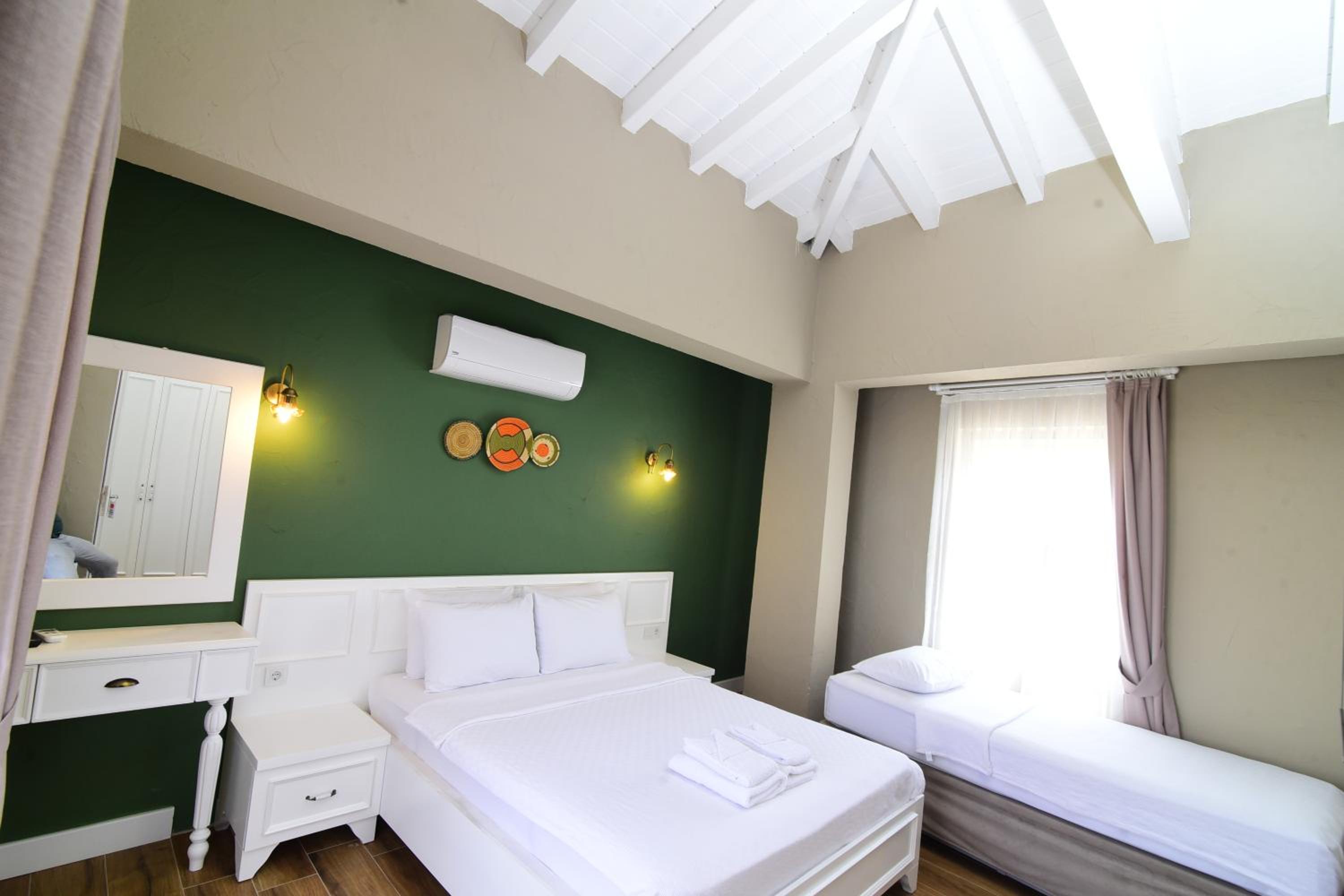  Superior Triple Room - Photo 11