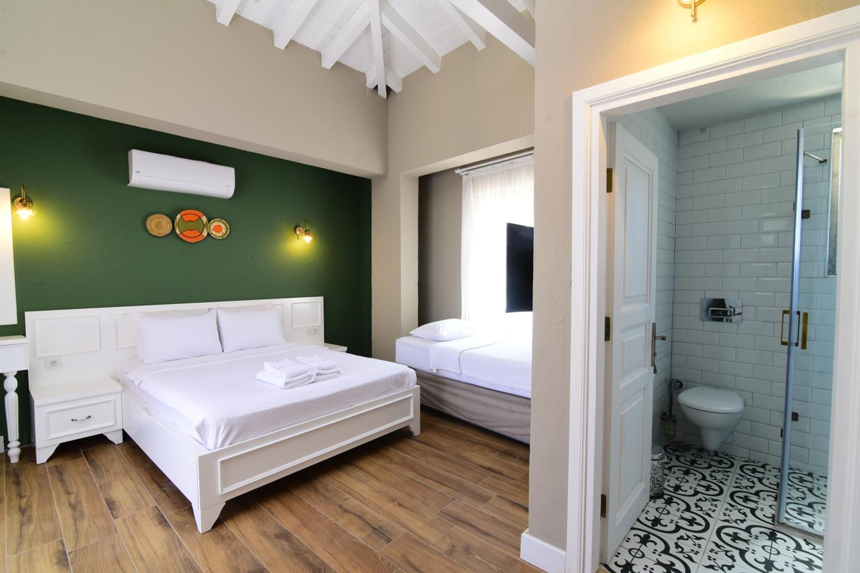  Superior Triple Room - Photo 12
