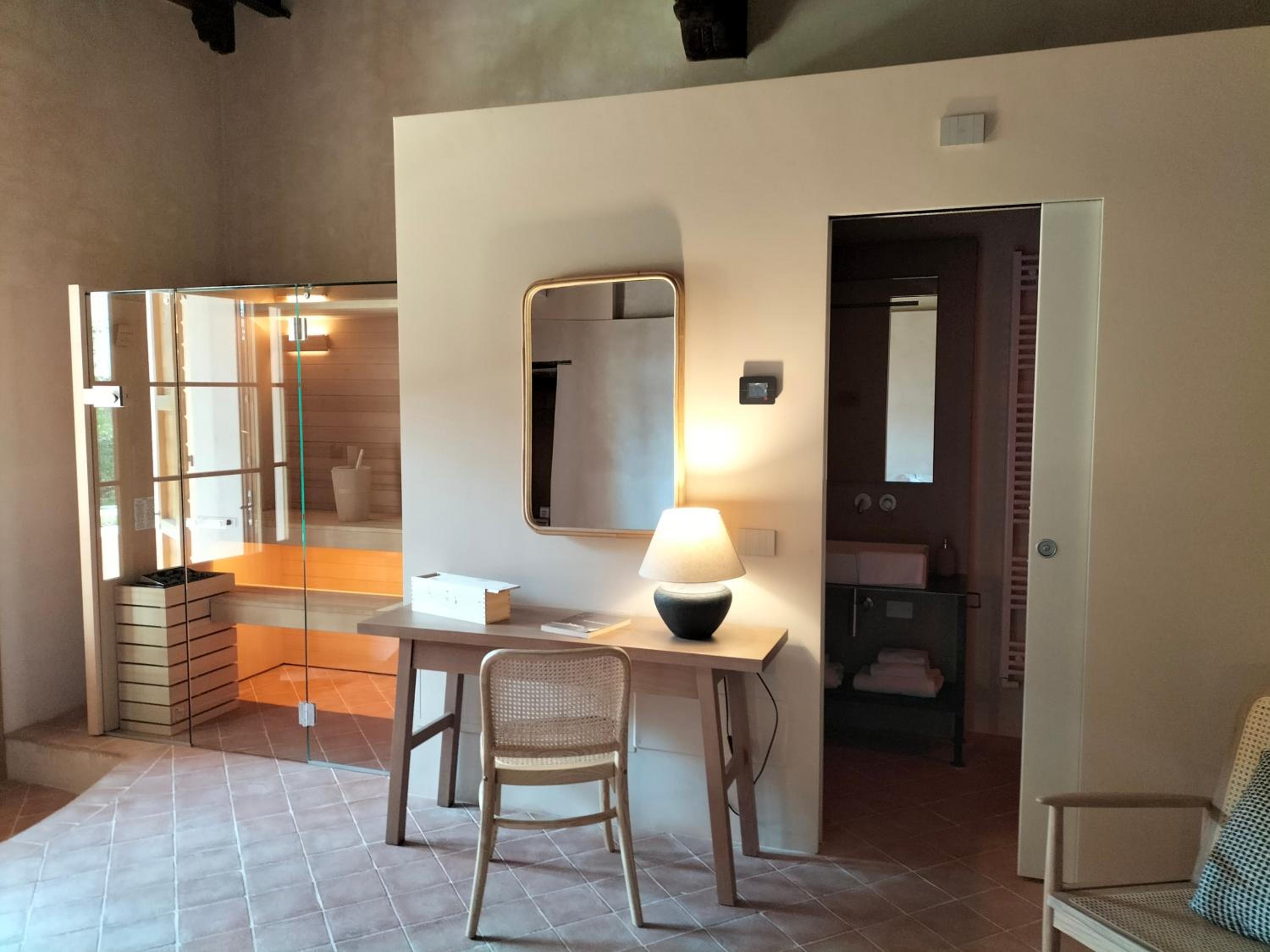 Deluxe King Room - Photo 8