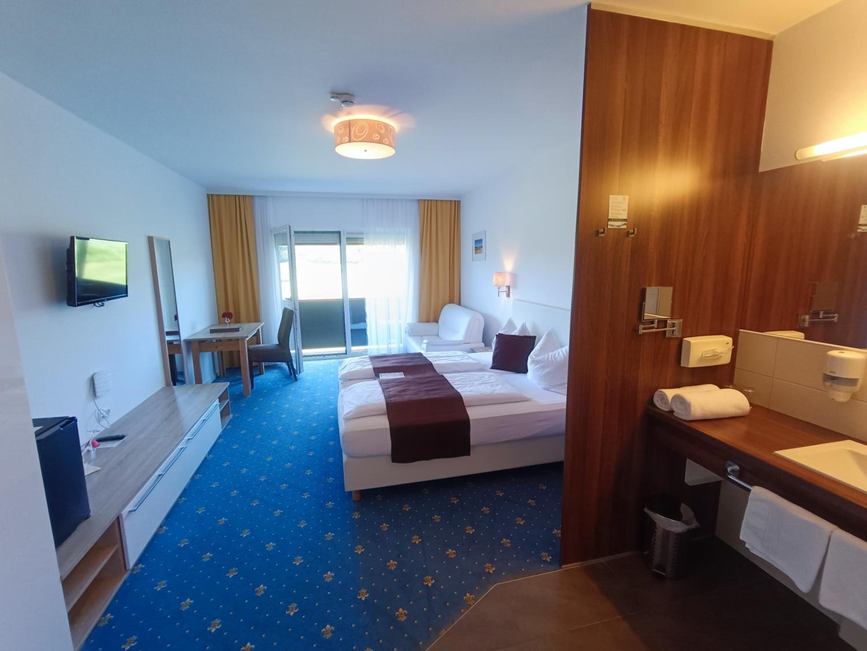 Double Room with Balcony - Photo 11