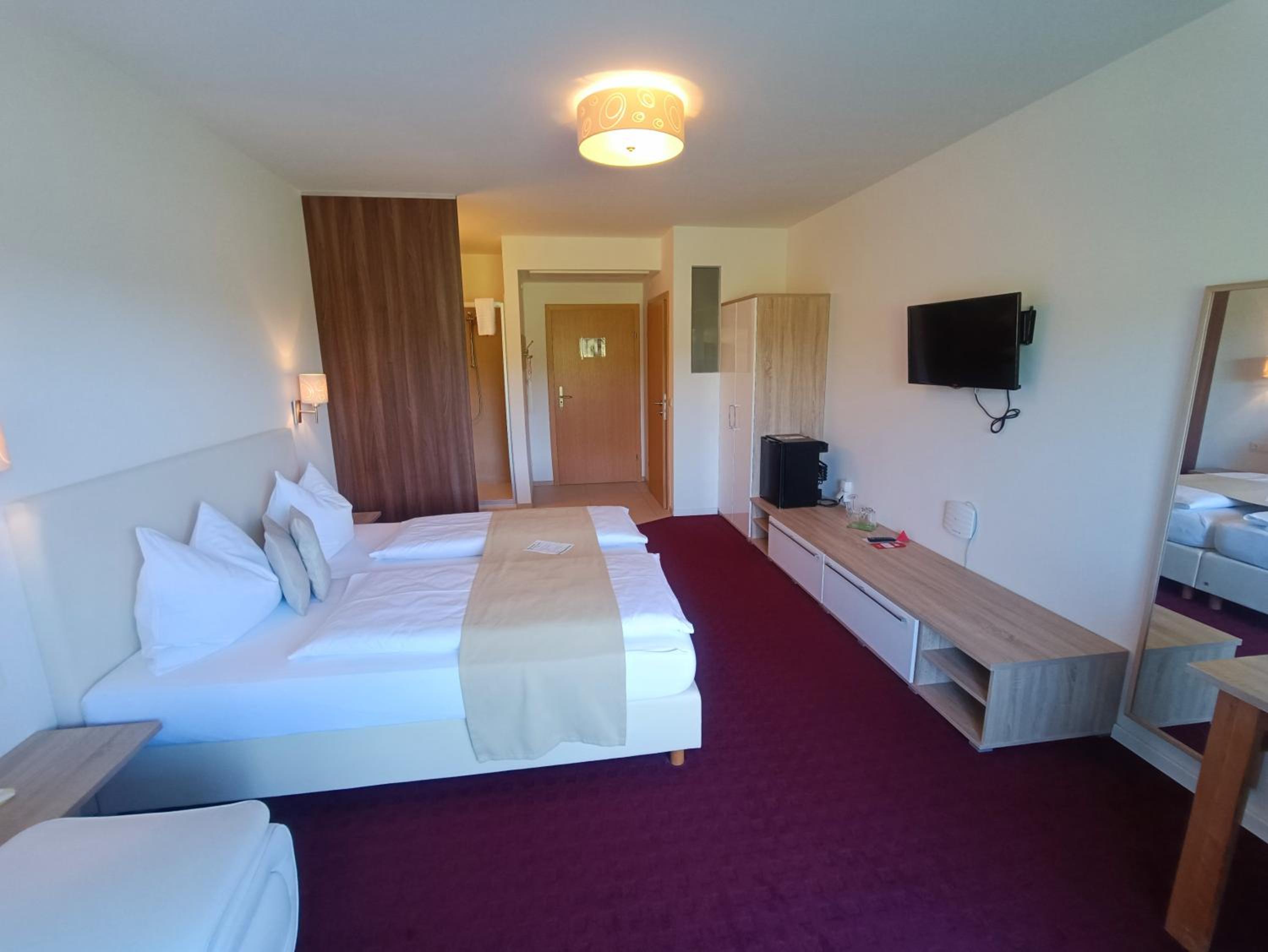 Double Room with Balcony - Photo 13