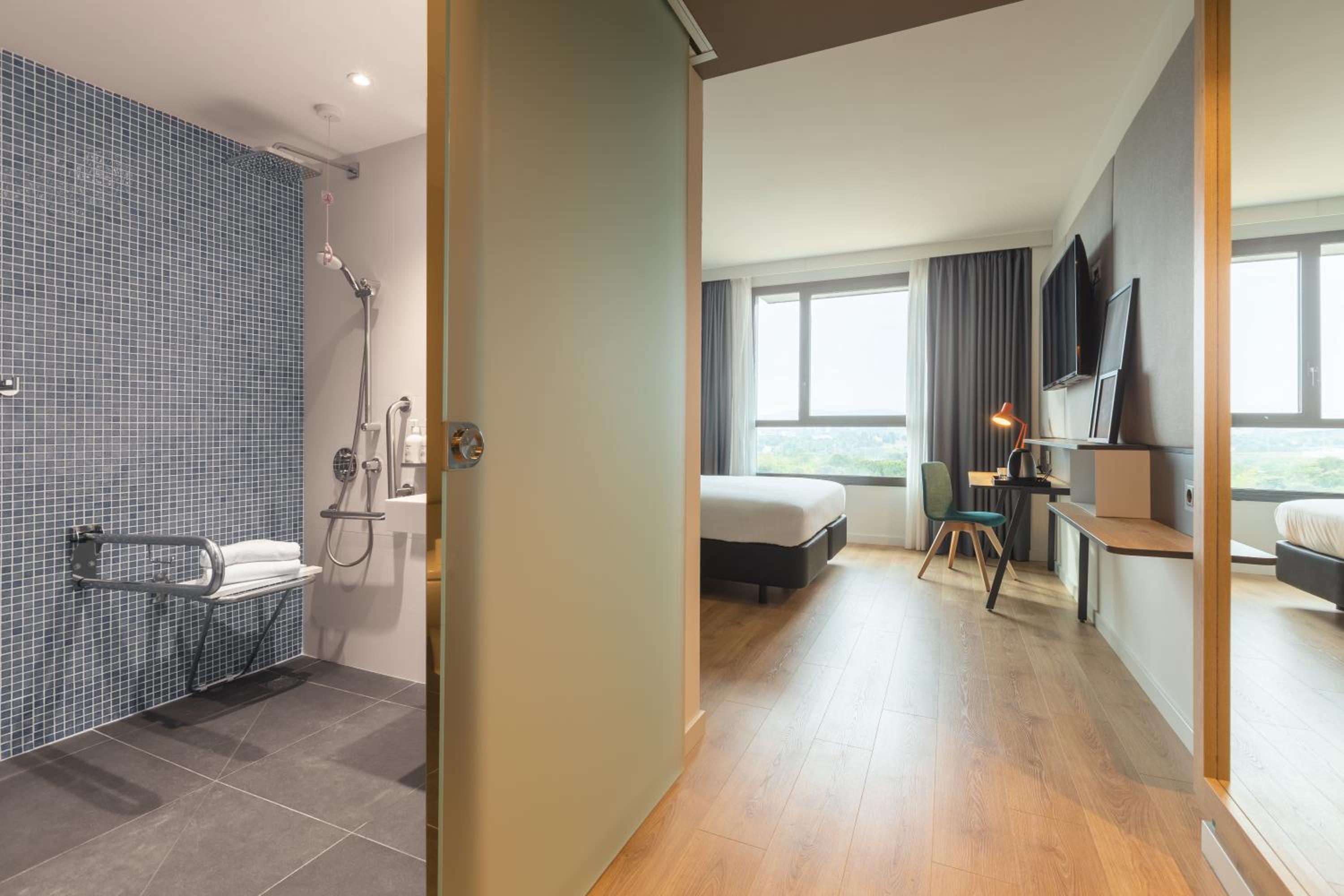 Standard Queen Room with Mobility Accessible Roll-In Shower - Photo 4