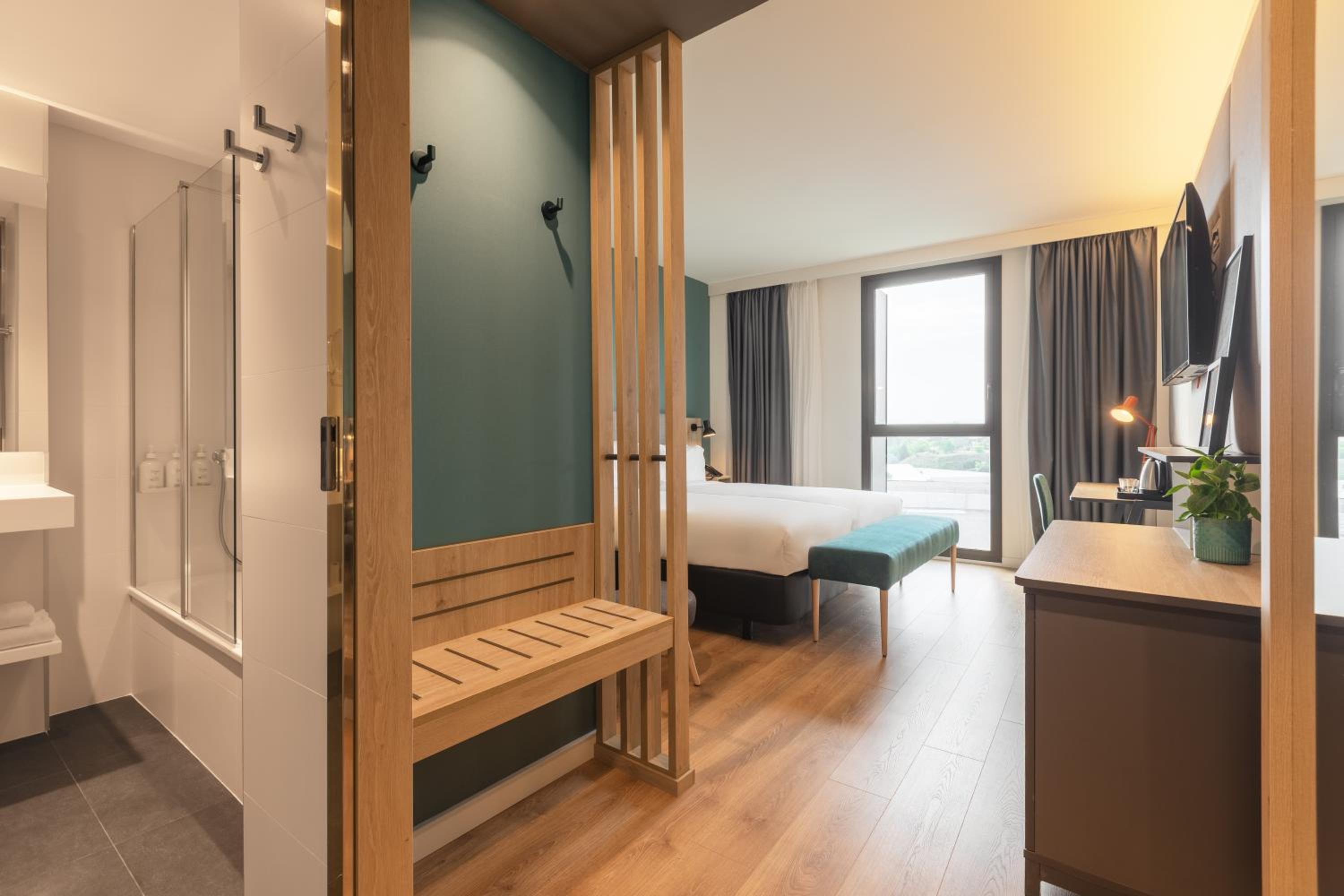 Premium King Room - Photo 3