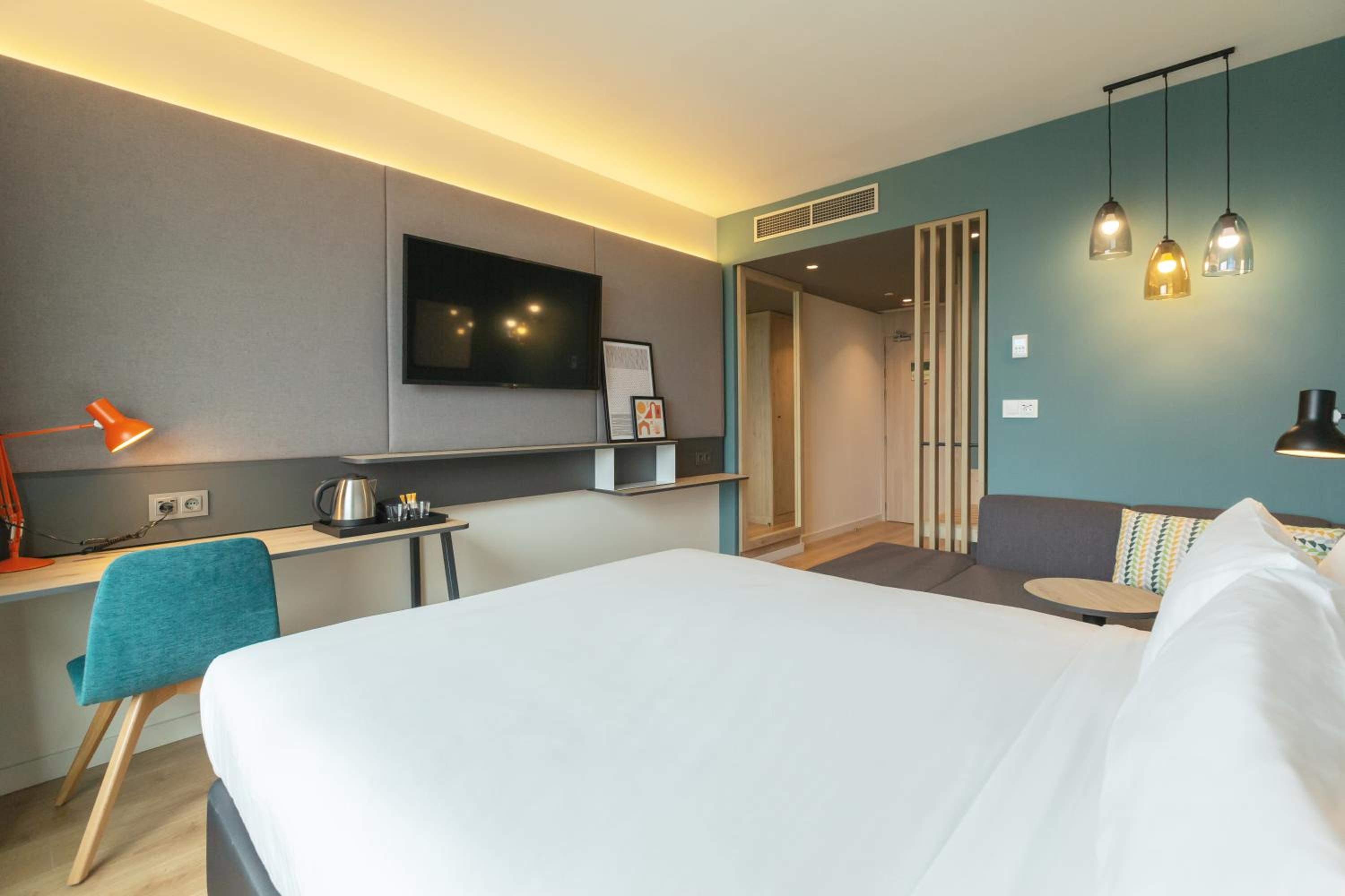 Standard Queen Room with Single Sofa Bed - Photo 1