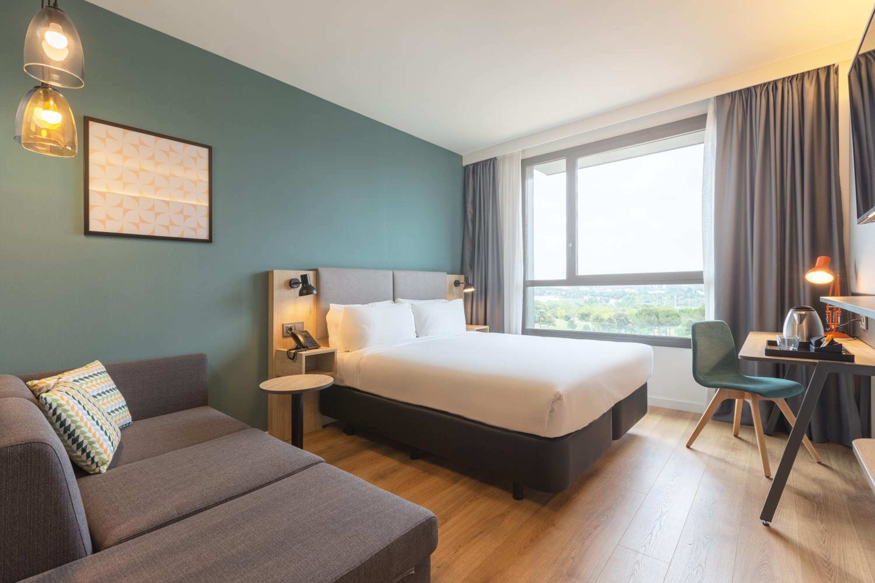Standard Queen Room with Single Sofa Bed - Photo 2