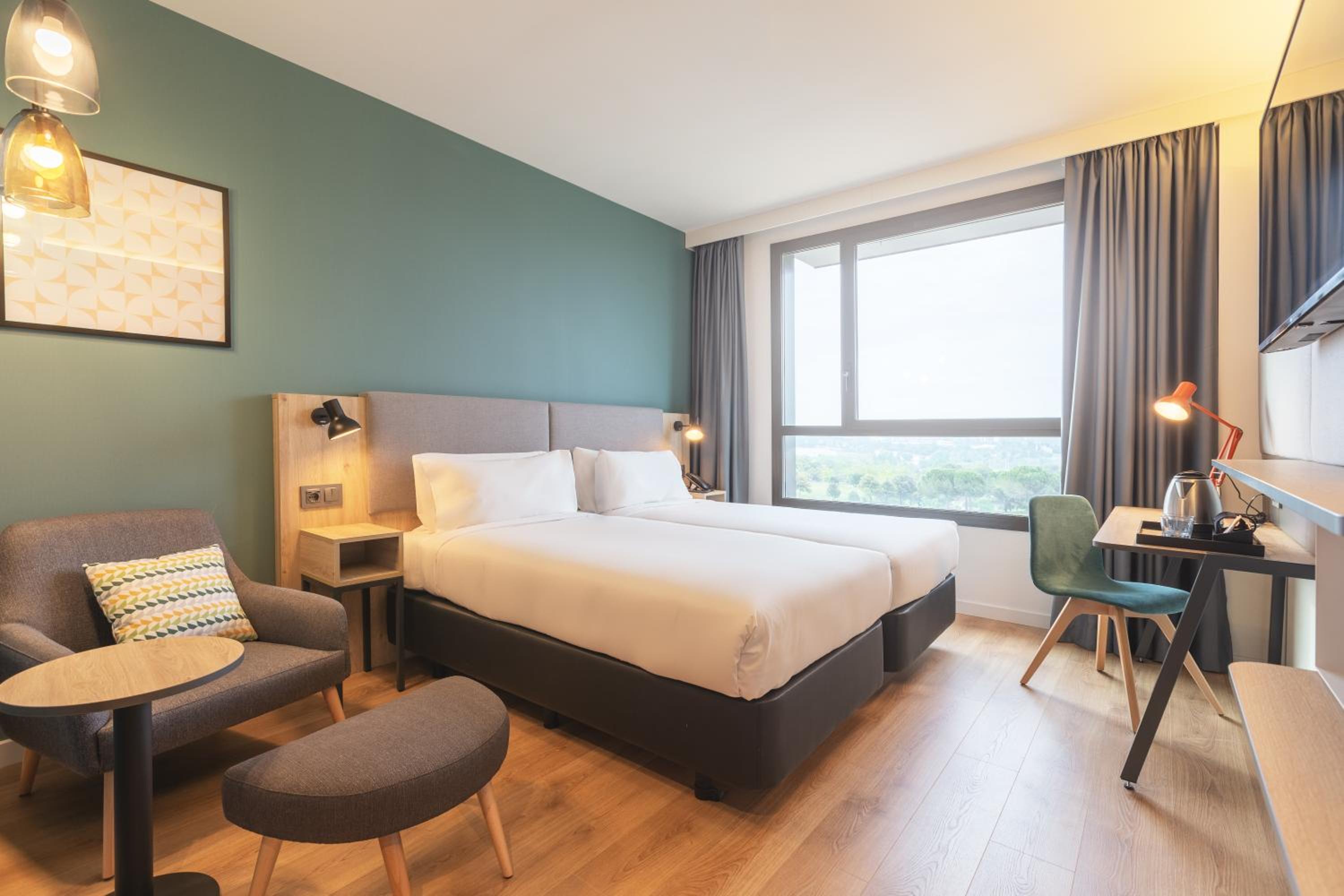 Premium King Room - Photo 8