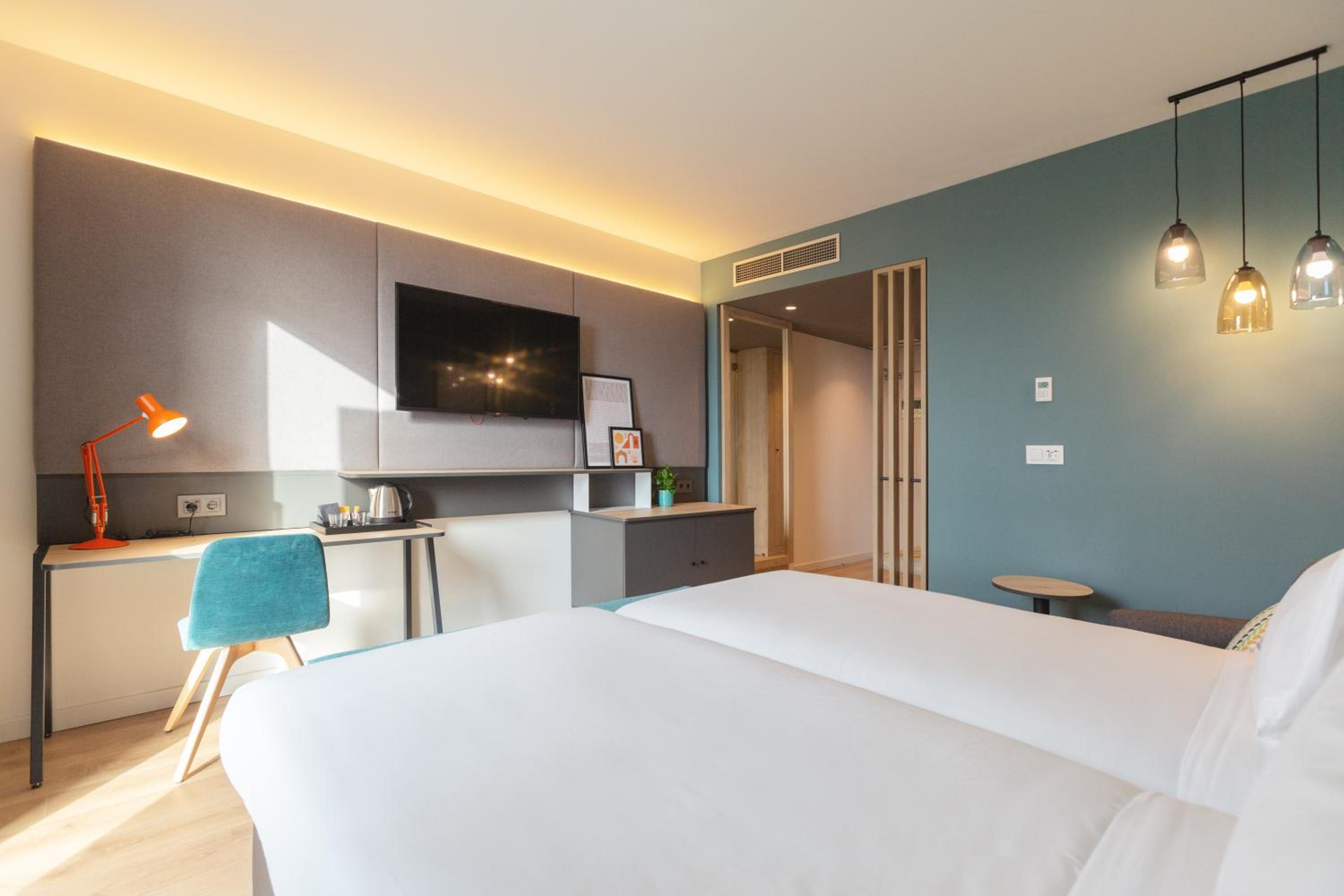 Standard Queen Room with Single Sofa Bed - Photo 3