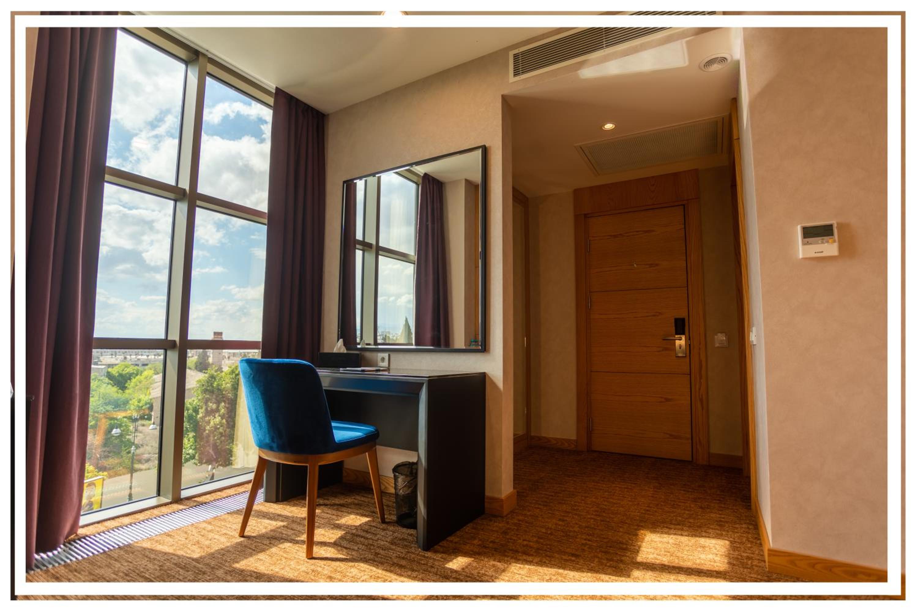 Deluxe Room - Photo 9