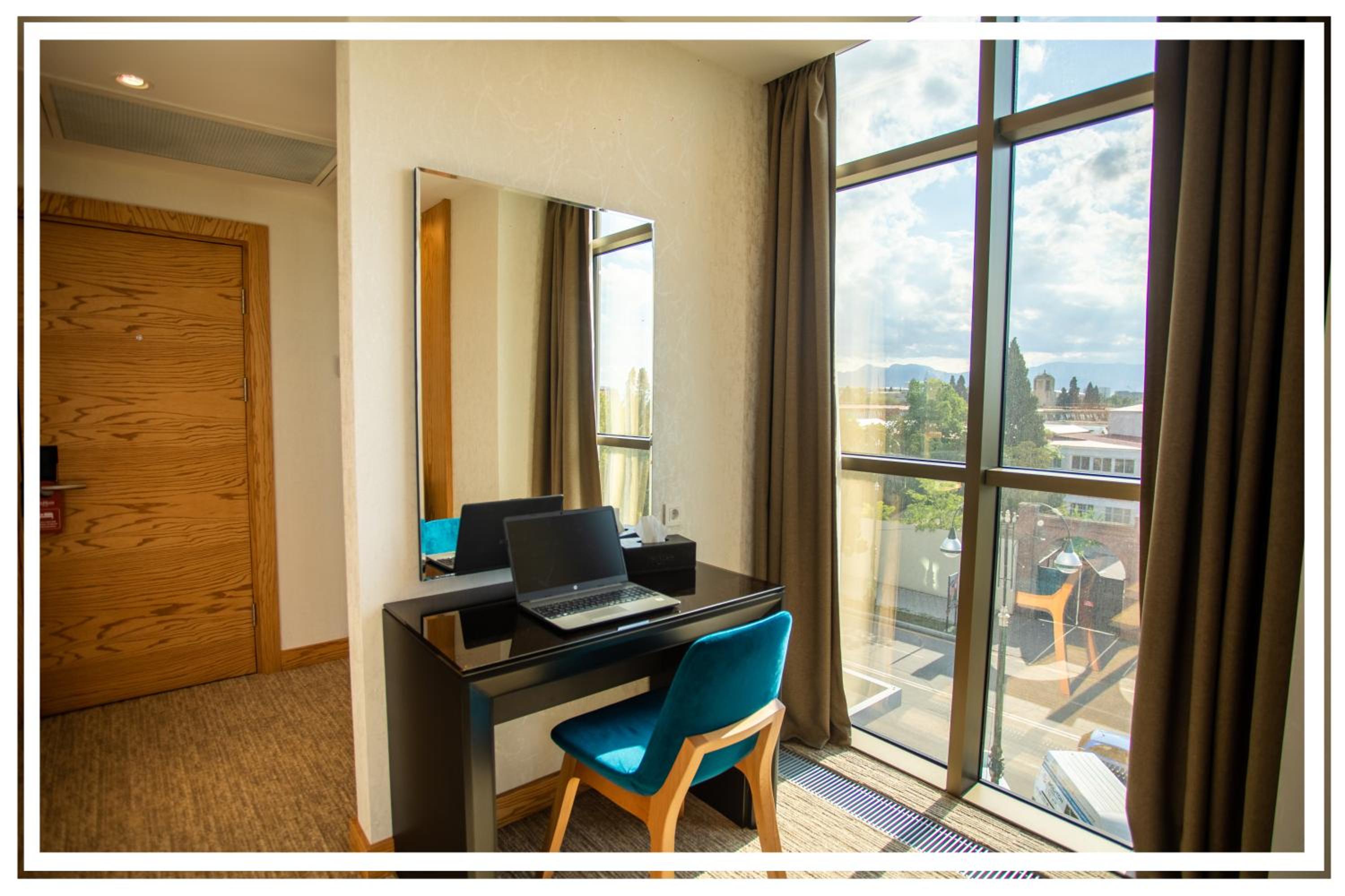 Deluxe Room - Photo 2