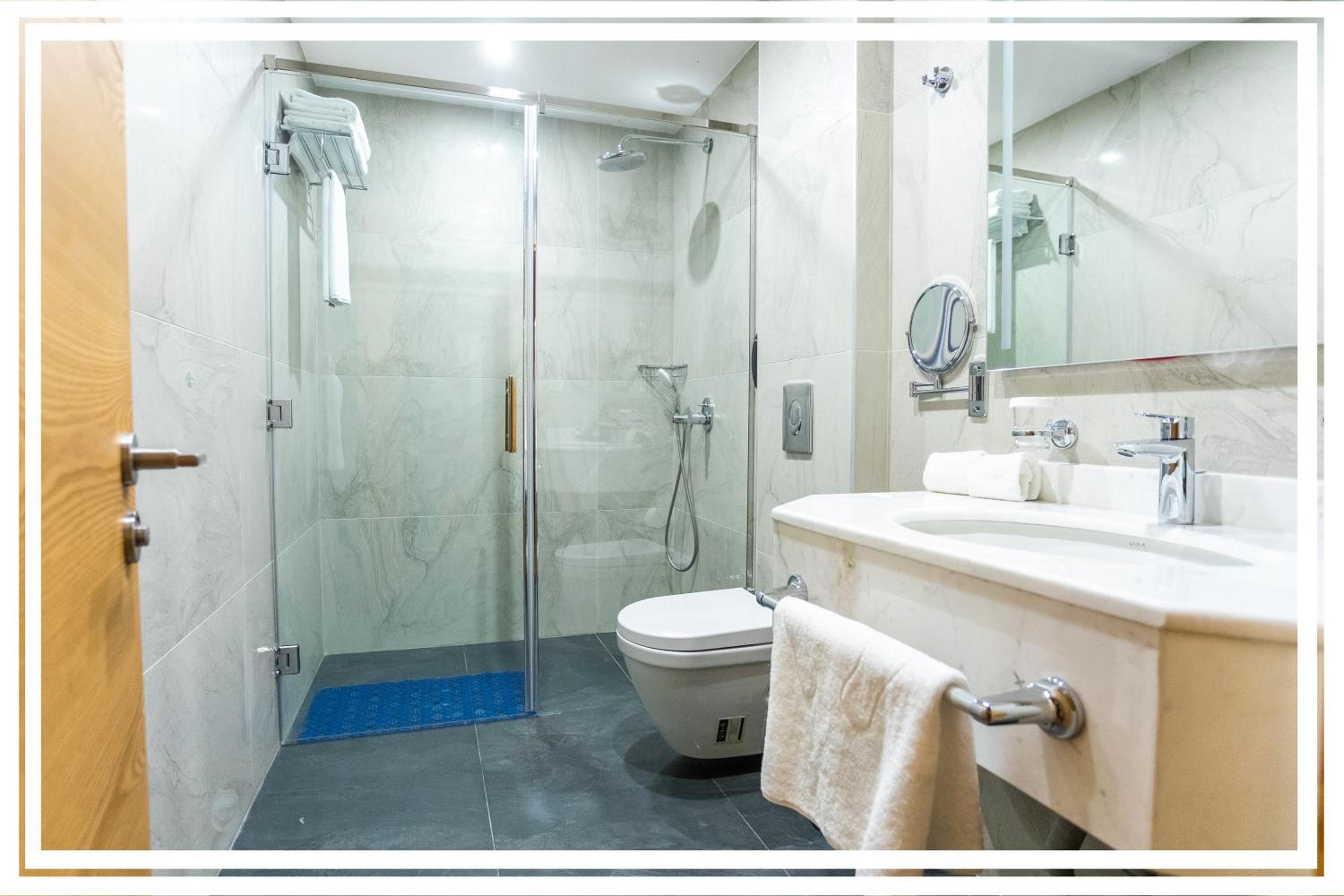 Standard Double Room - Photo 13
