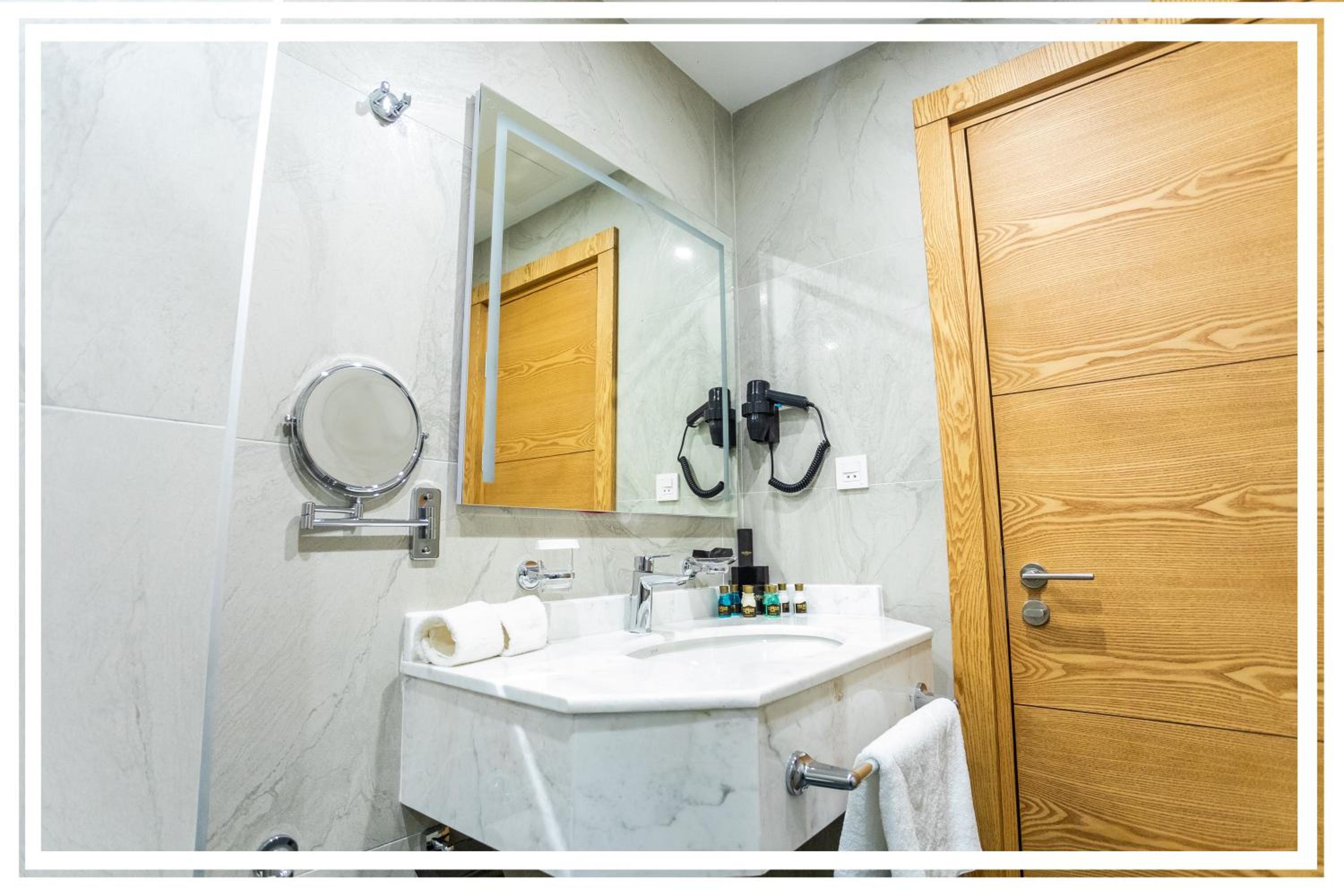 Standard Double Room - Photo 14