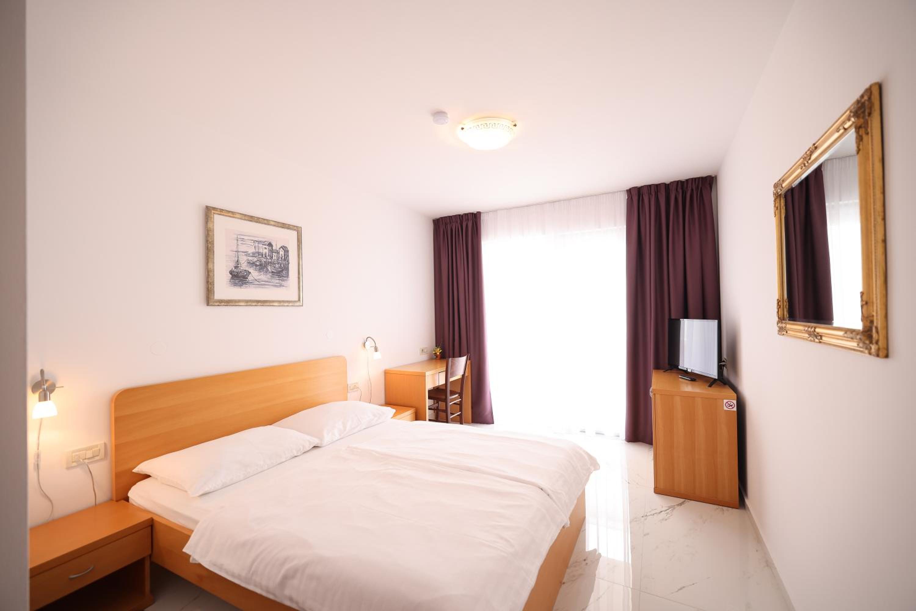 Double or Twin Room with Partial Sea View photo 3