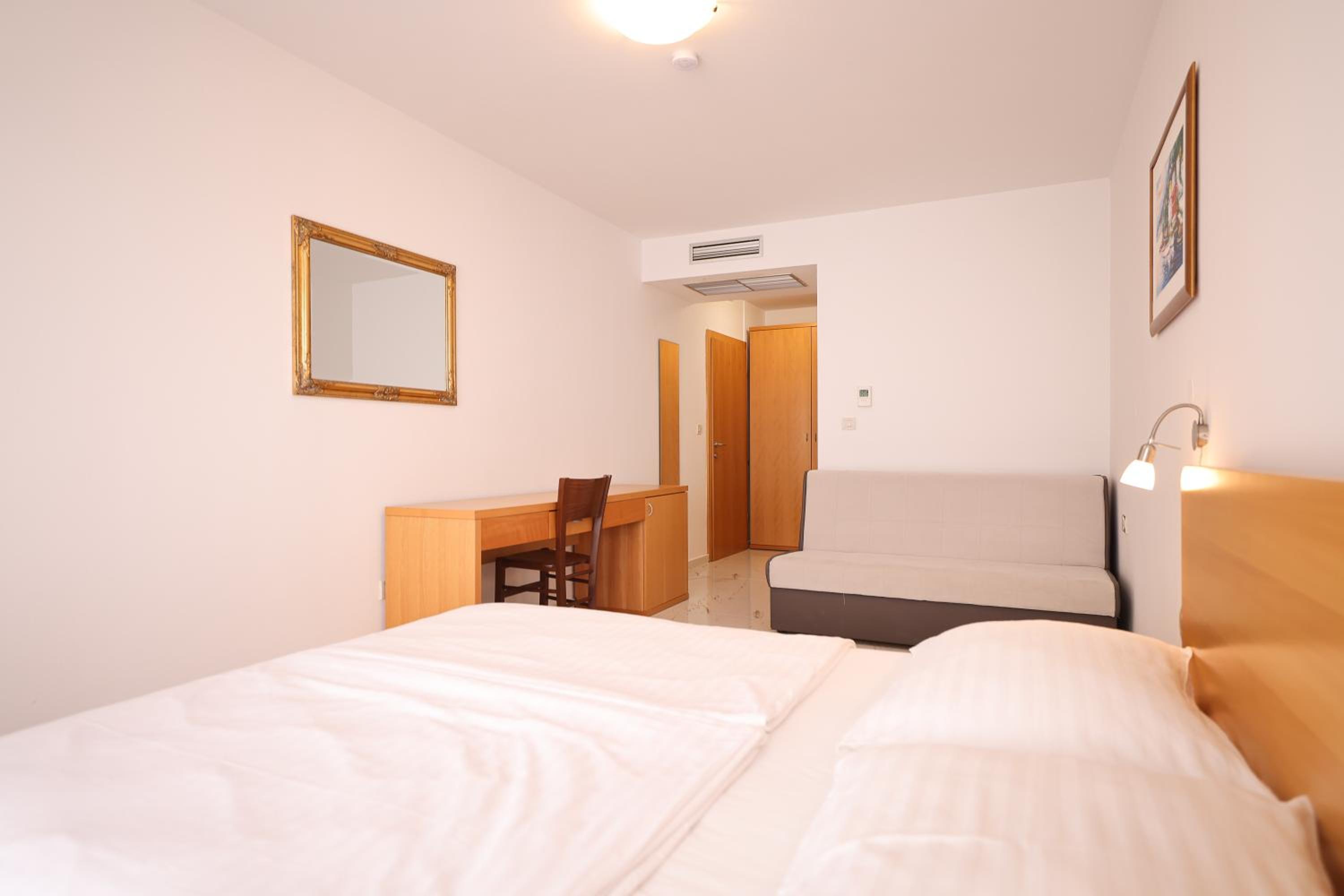 Double or Twin Room with Partial Sea View photo 2